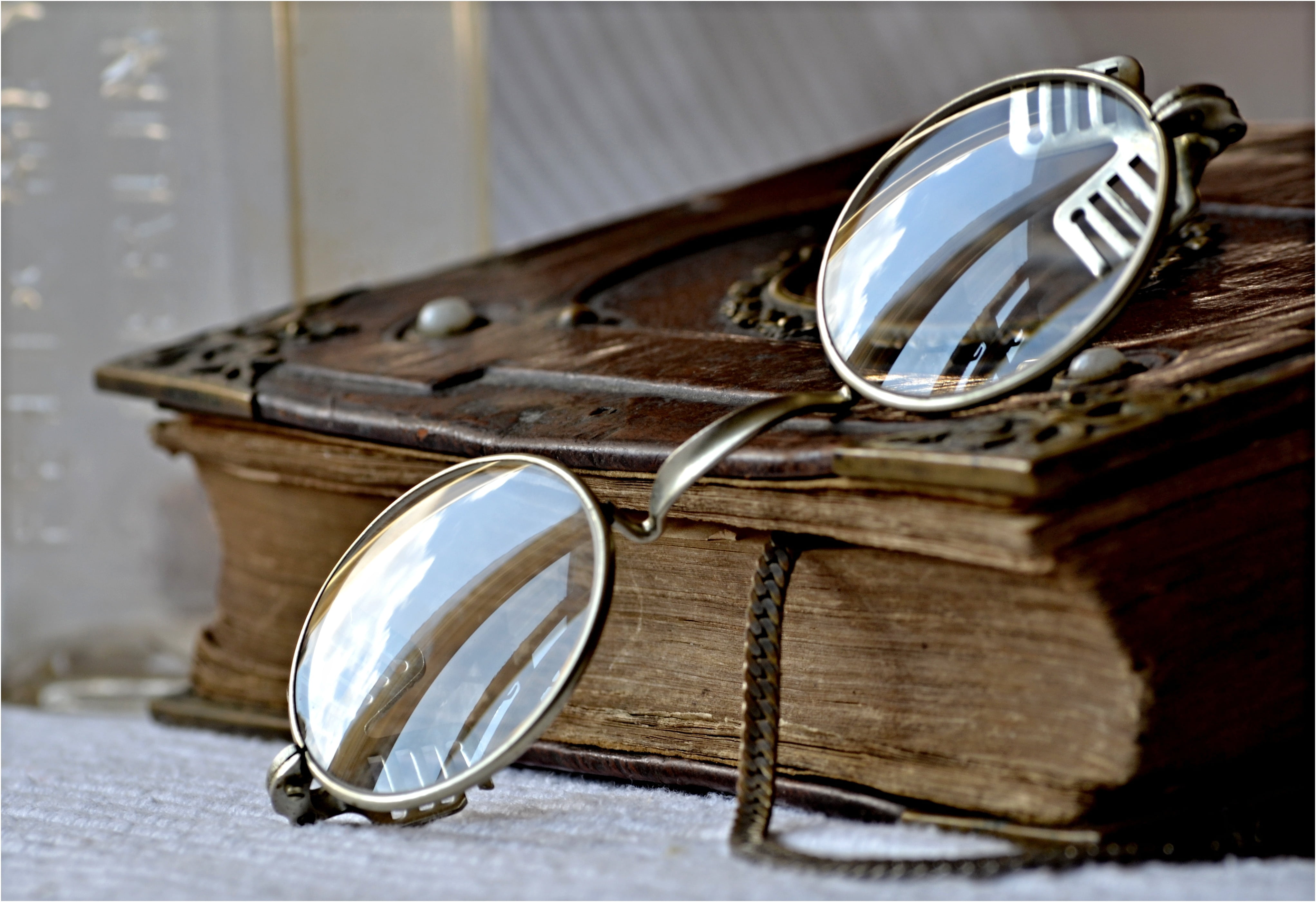 close, glasses, peace, musical equipment, old-fashioned, brass instrument, eyeglasses, musical instrument, day, classical style, 4K, antique, reflection, HD Wallpaper