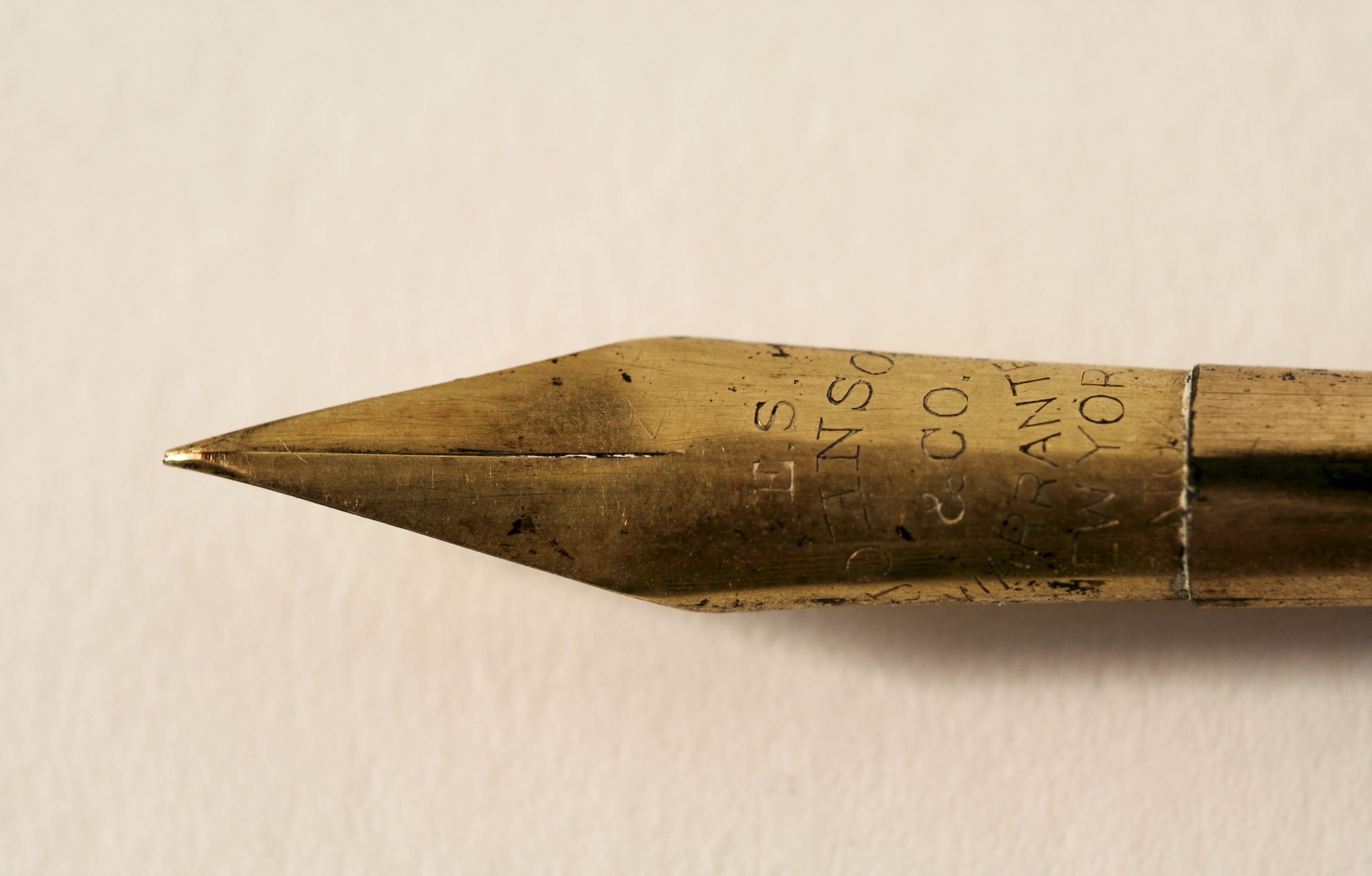 engraving, keen, 2K, mail, letter, cork - stopper, steel, fountain pen, studio shot, gold, text, indoors, edge, number, carvings, metal, white background, HD Wallpaper