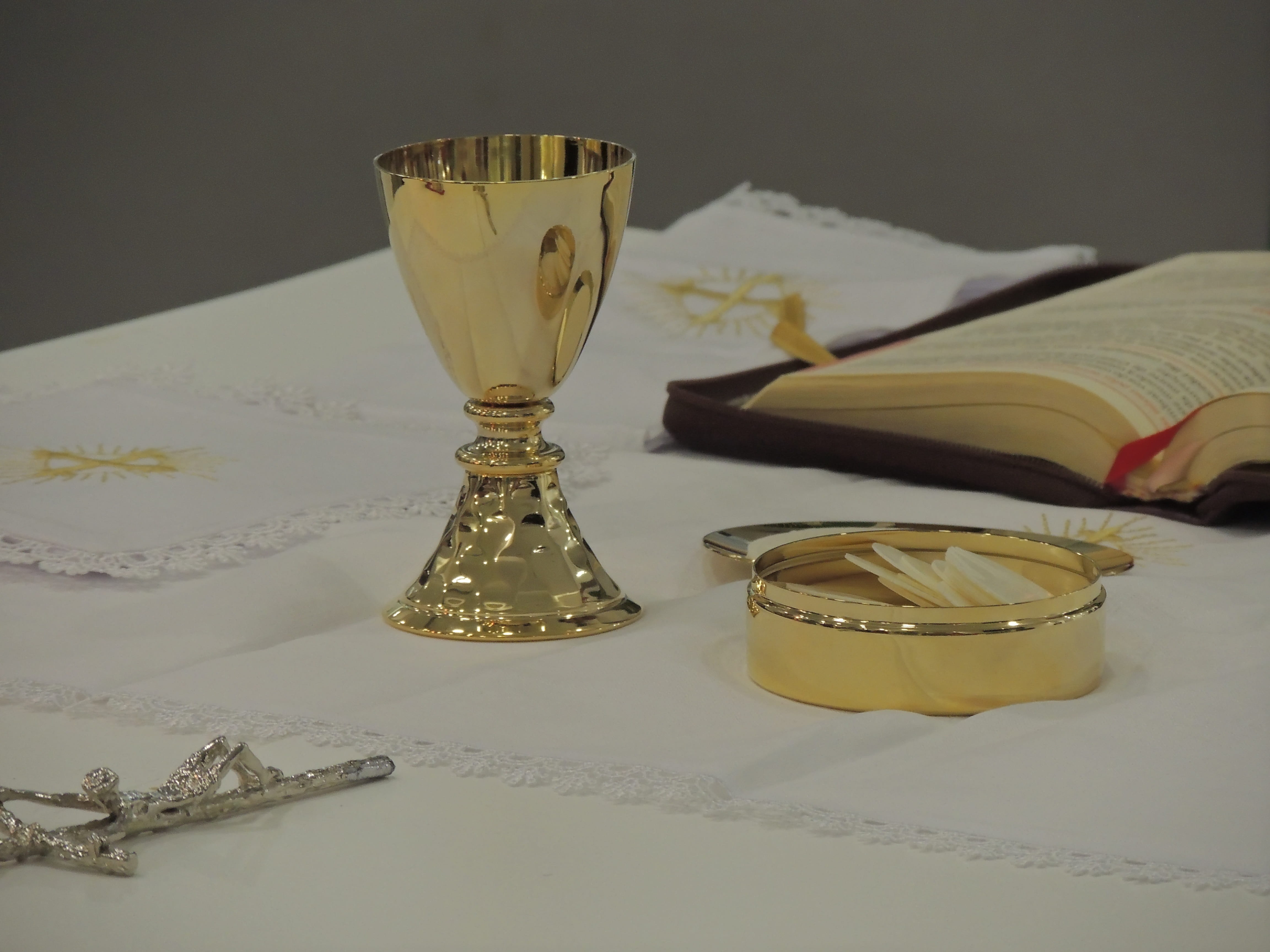 absence, glass - material, catholic, ink well, drink, indoors, church, altar, still life, transparent, publication, mass, book, table, pen, consecration, HD Wallpaper