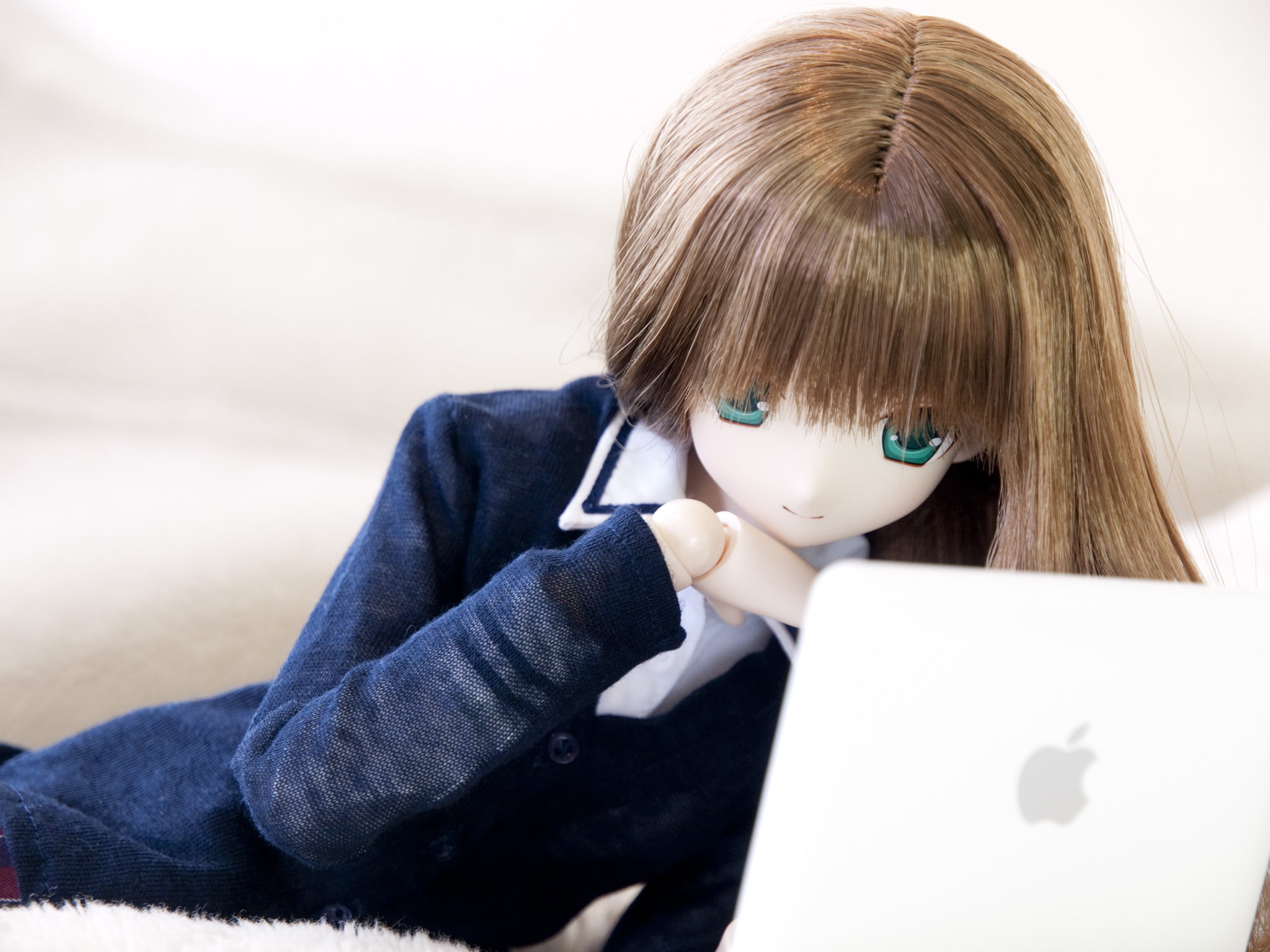 looking on, blond, blazer, hair, internet, laptop, 1080P, child, blond hair, white, MacBook white, wearing, woman, lying, リリア, macbook, cute, people, robot, HD Wallpaper