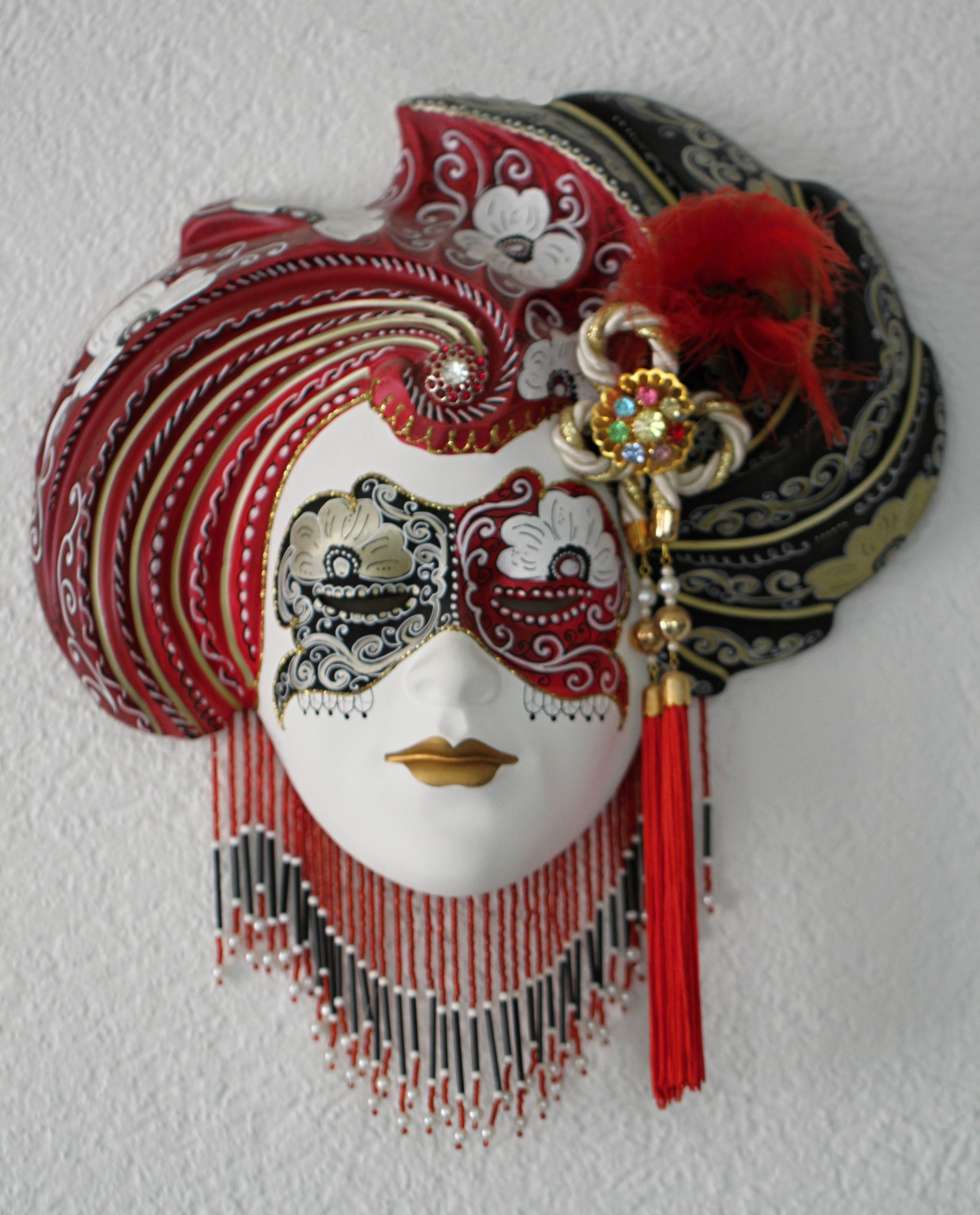 glitter, close-up, indoors, red, ornate, collection, color, representation, art and craft, venetian, valuable, tradition, gypsum, mask, table, headdress, Phone HD Wallpaper