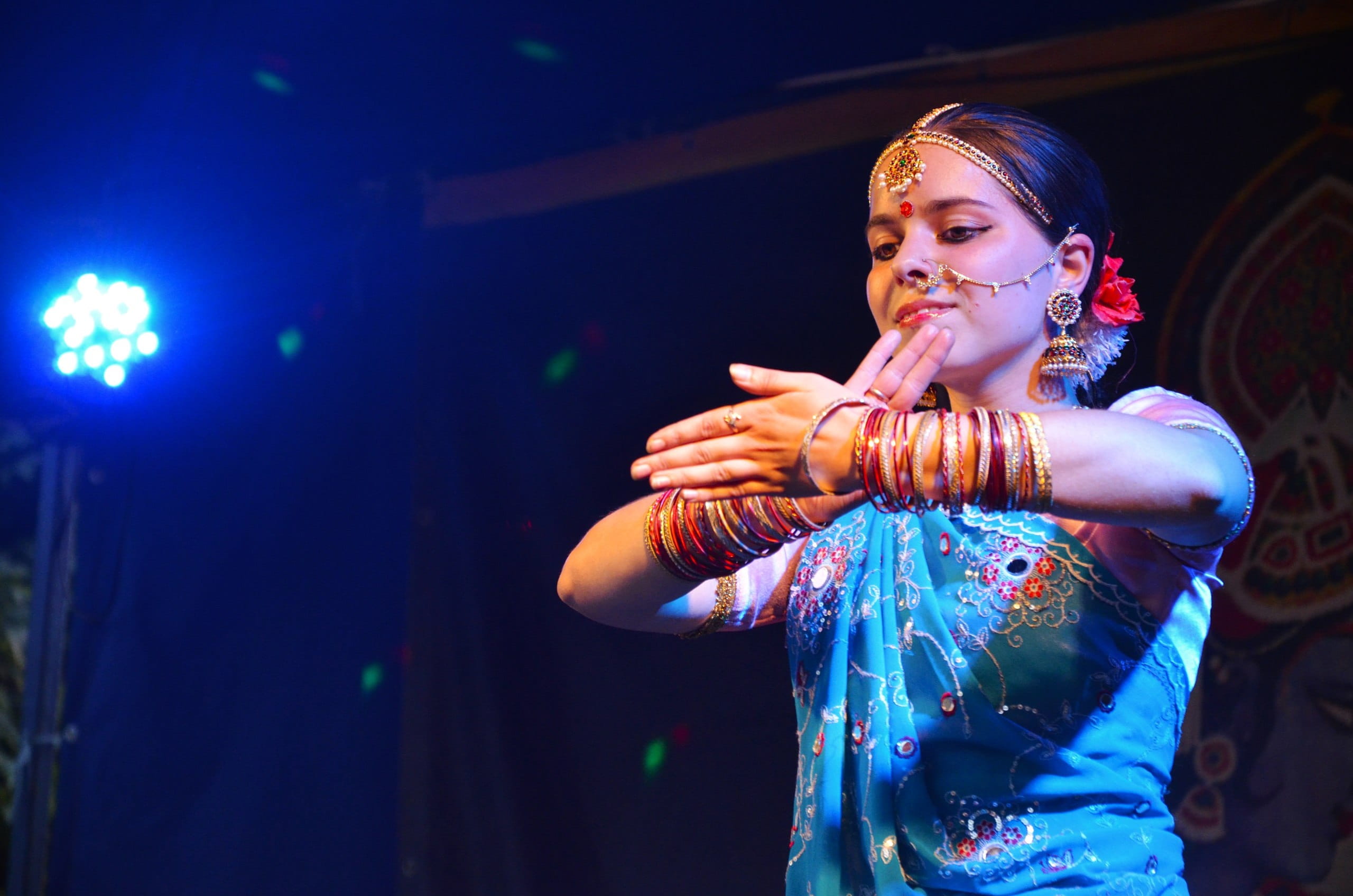 indian, blue, young women, style, stage, adults only, hairstyle, woman, lighting, belly dance, Paint, young adult, history, girl, clothing, art, pose, indoors, HD Wallpaper