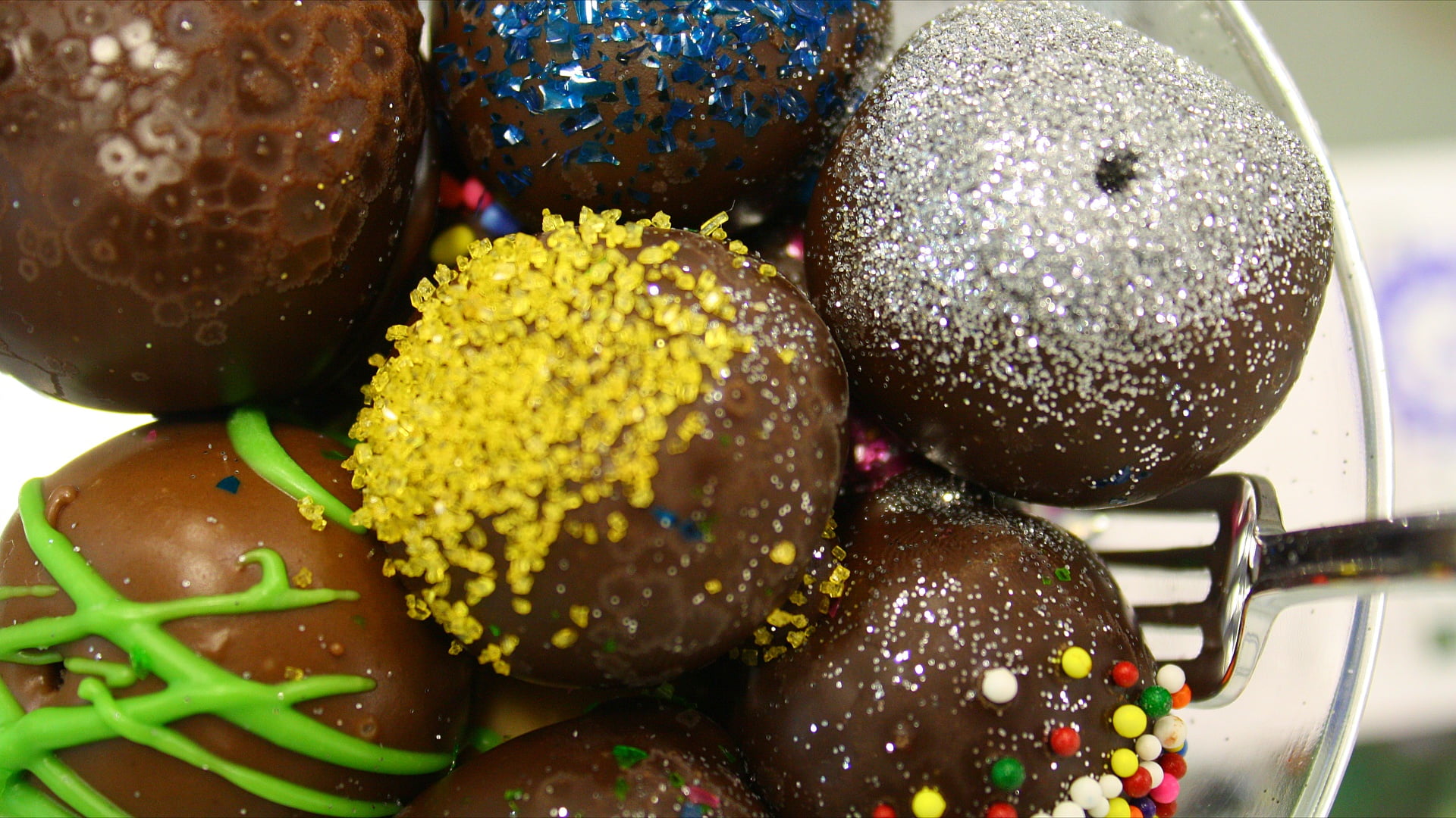 multi colored, sweet food, indoors, ready-to-eat, still life, temptation, table, variation, no people, chocolate, close-up, brown, choice, sweet, freshness, HD Wallpaper