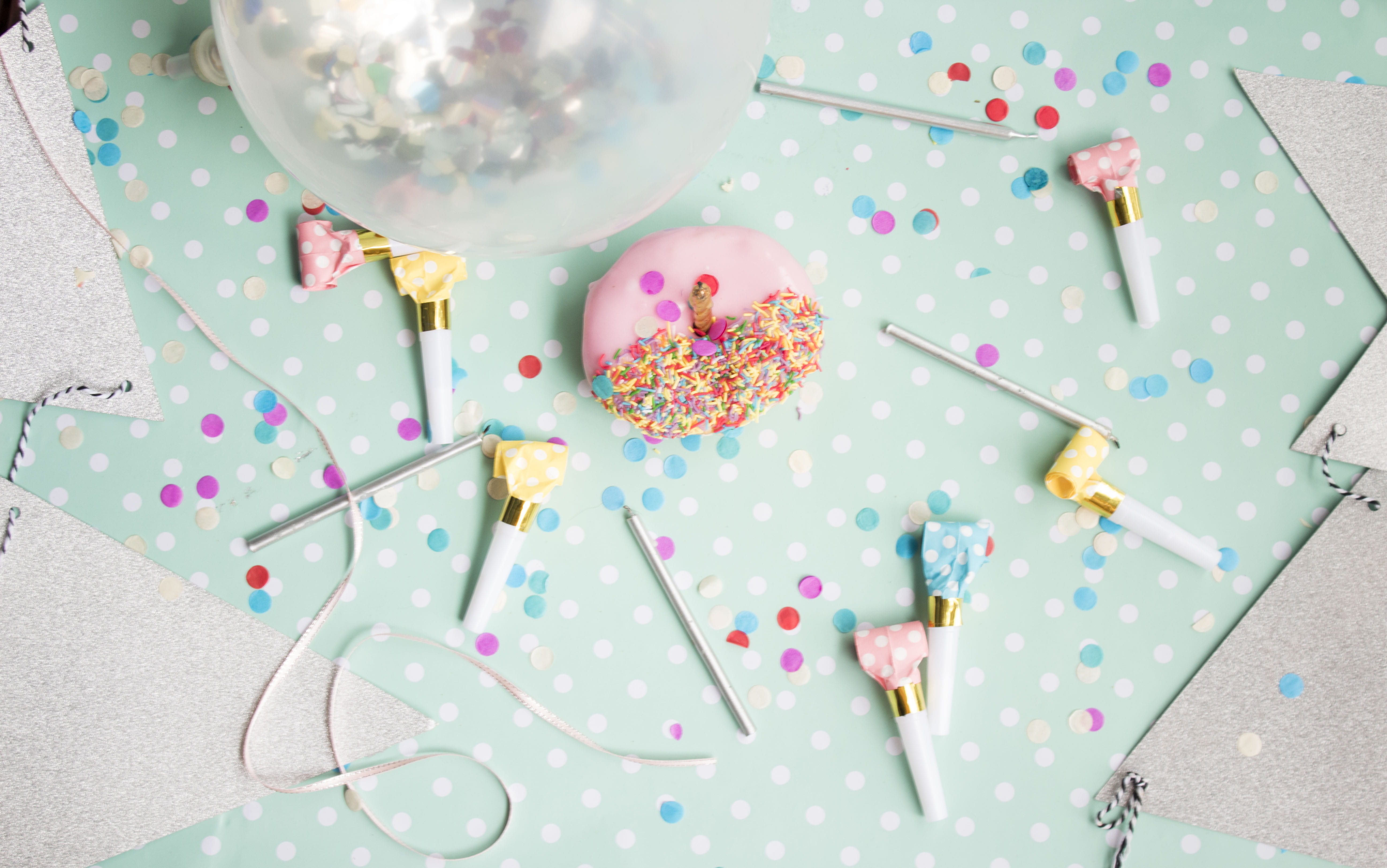 accessories, indulgence, sprinkles, food, balloon, temptation, party, no people, donut, strawberry, celebration, birthday party, multi colored, pattern, HD Wallpaper
