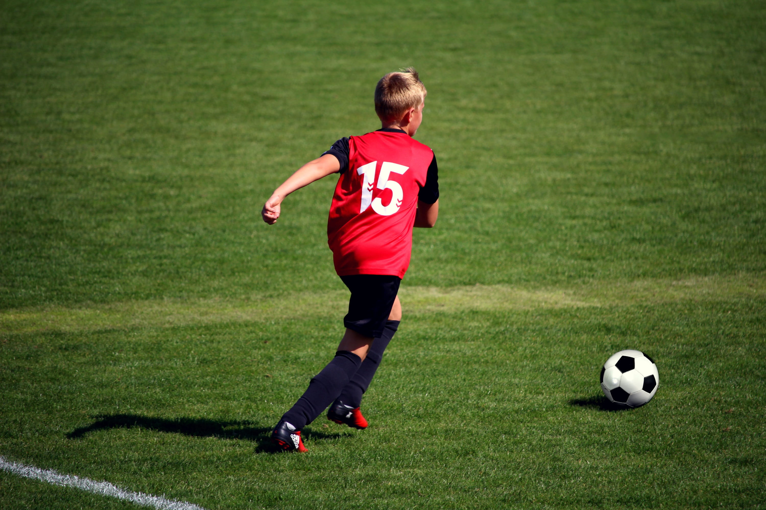 futbol, sparring, red, goal, league, the pitch, soccer ball, motion, ball, sport, full length, clothing, fun, human limb, soccer field, football, sports uniform, HD Wallpaper