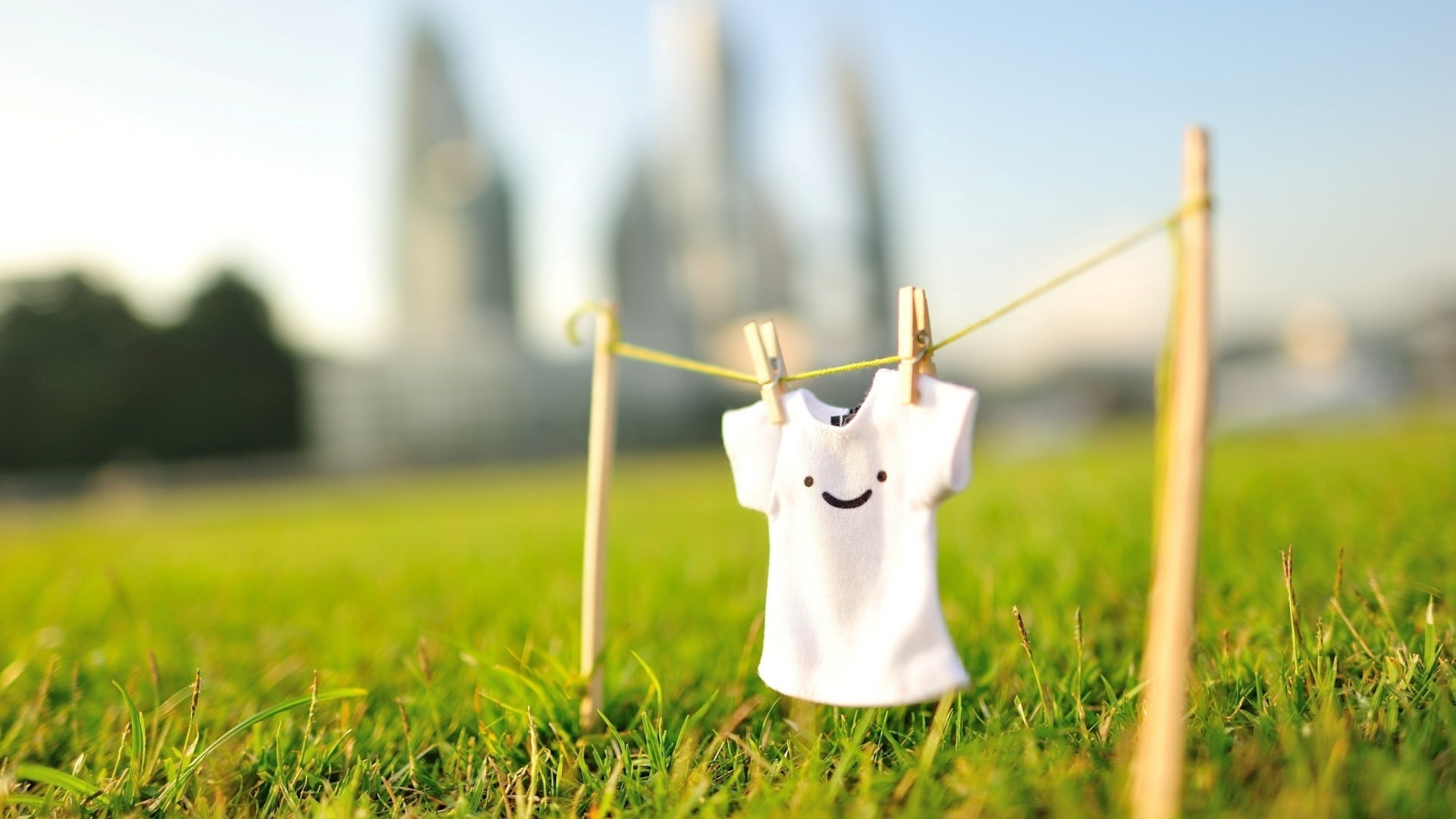 photography, clothes, clothesline, smile, 1080P, miniature, white, shirt, grass, HD Wallpaper