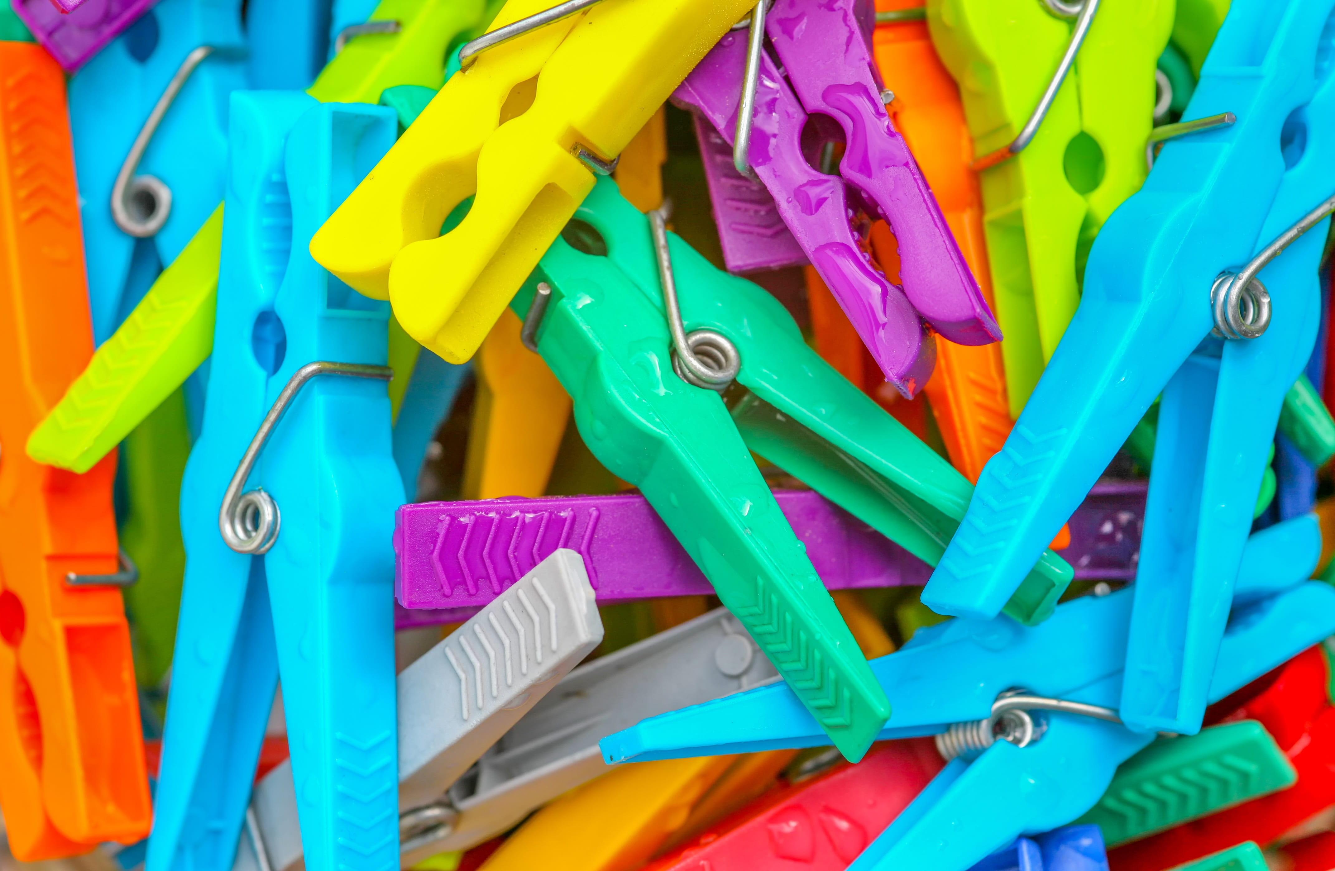 multi colored, clothespin, choice, dry laundry, large group of objects, equipment, green, clothes peg, 4K, metal, green color, yellow, orange, laundry, HD Wallpaper