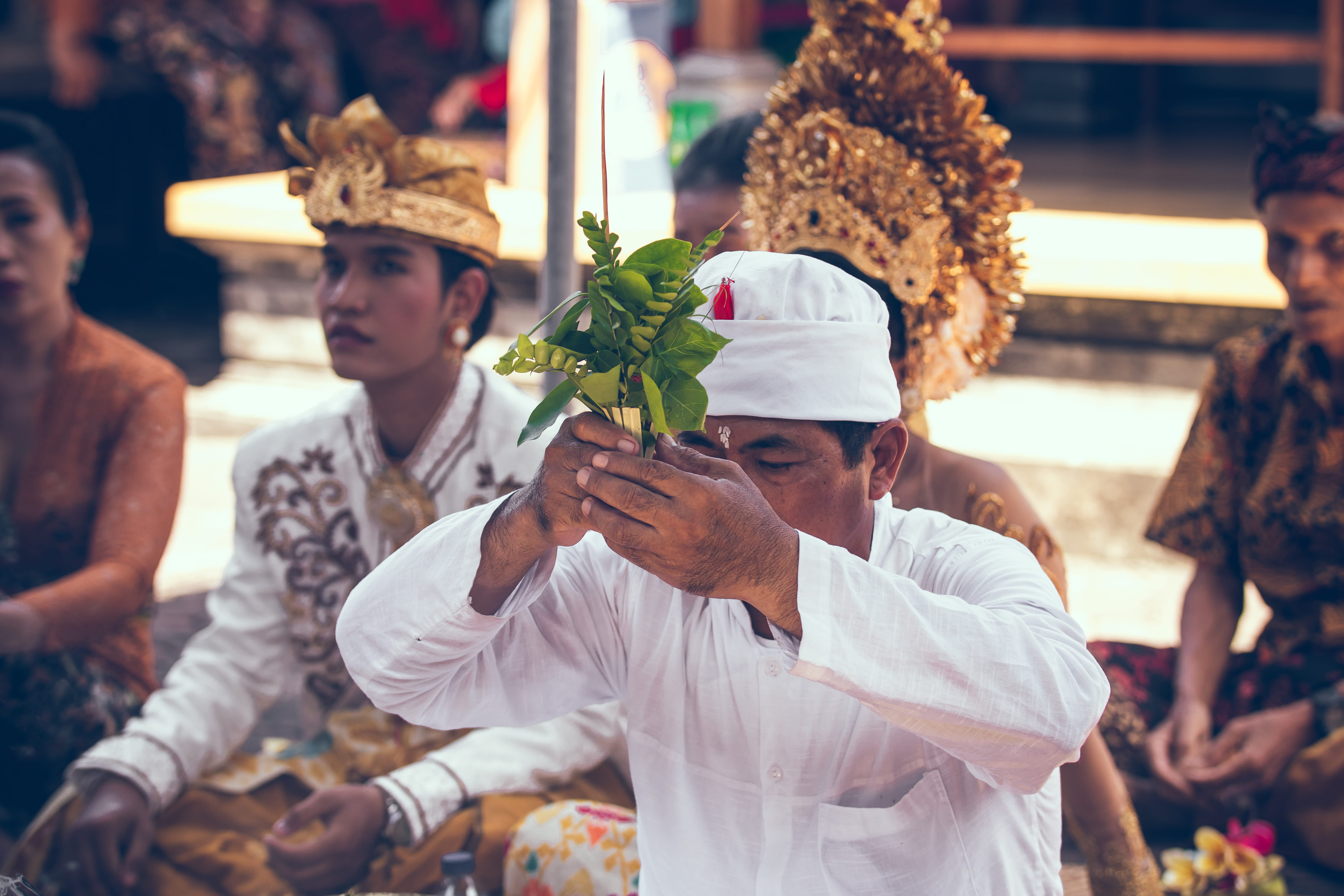 real people, leisure activity, market, group of people, women, hindu, priest, hat, freshness, belief, leaves, romantic, religious, ritual, business, festival, HD Wallpaper