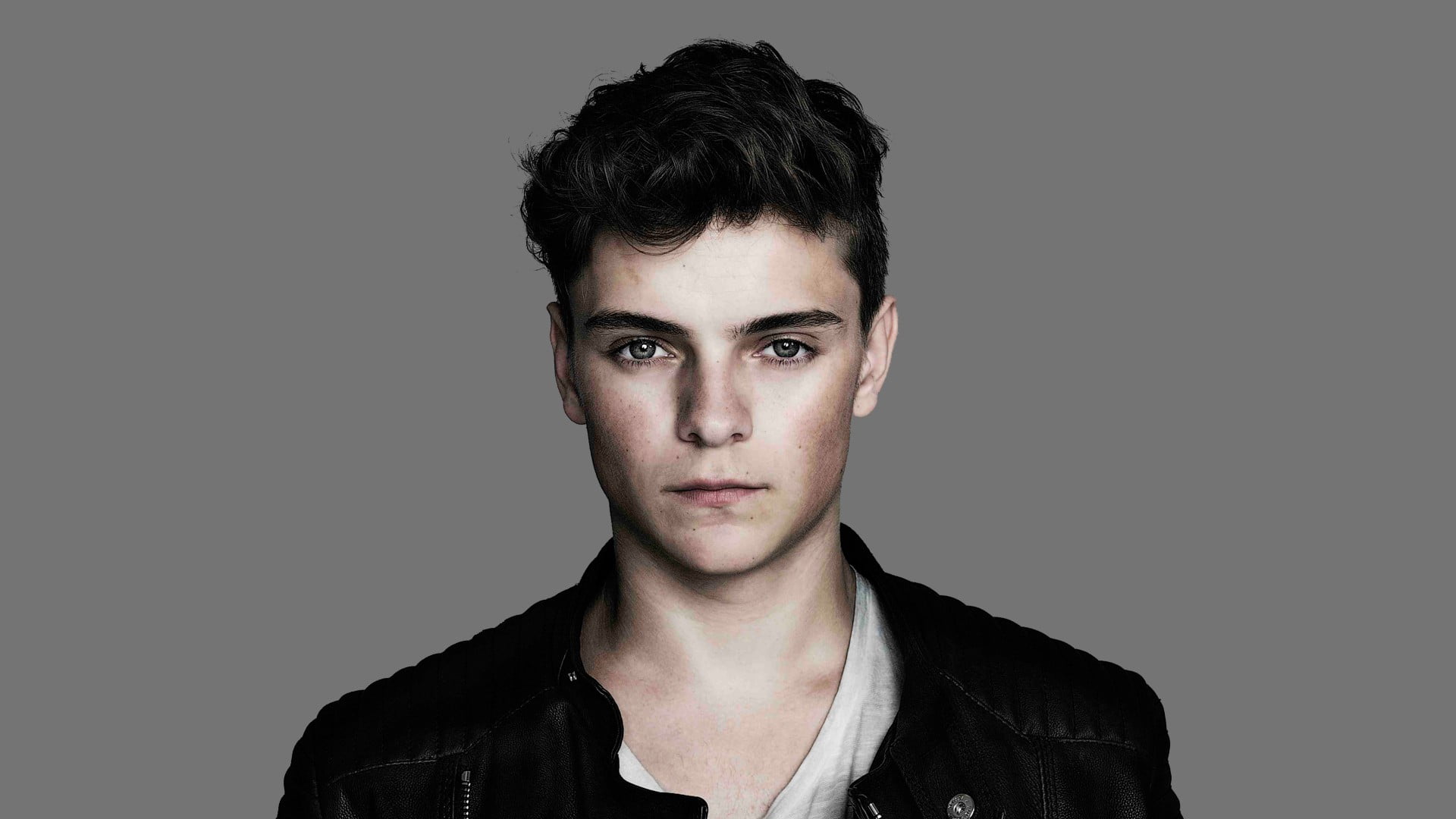 teenage boys, portrait, cut out, button, indoors, serious, front view, 1080P, s, gray, men, young men, beautiful people, confidence, looking at camera, HD Wallpaper