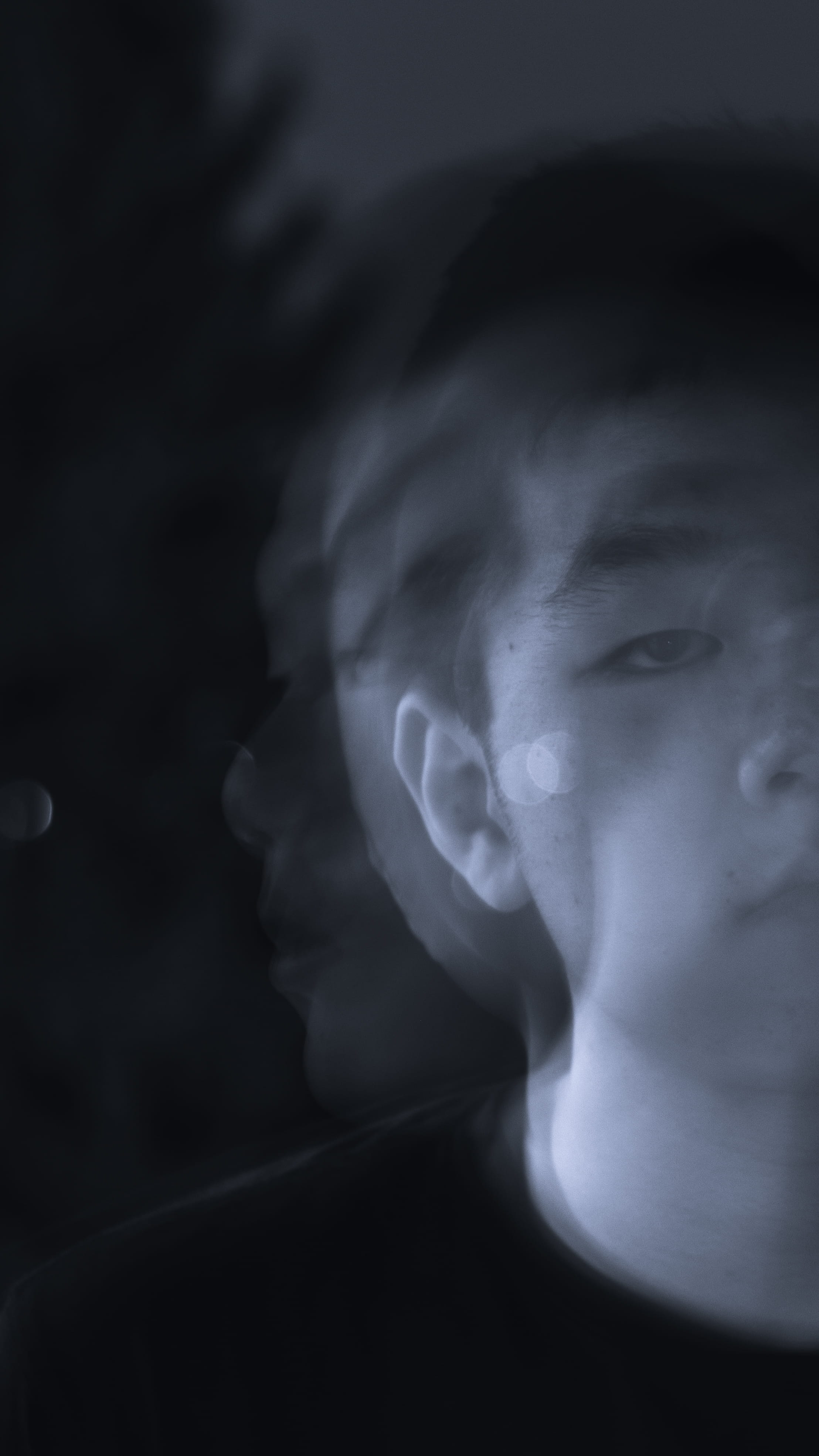 contemplation, person, portrait, 4K, innocence, men, emotion, x-ray, looking, pittsburgh, skin, experimental, black and white, face, body part, smoke, Phone HD Wallpaper