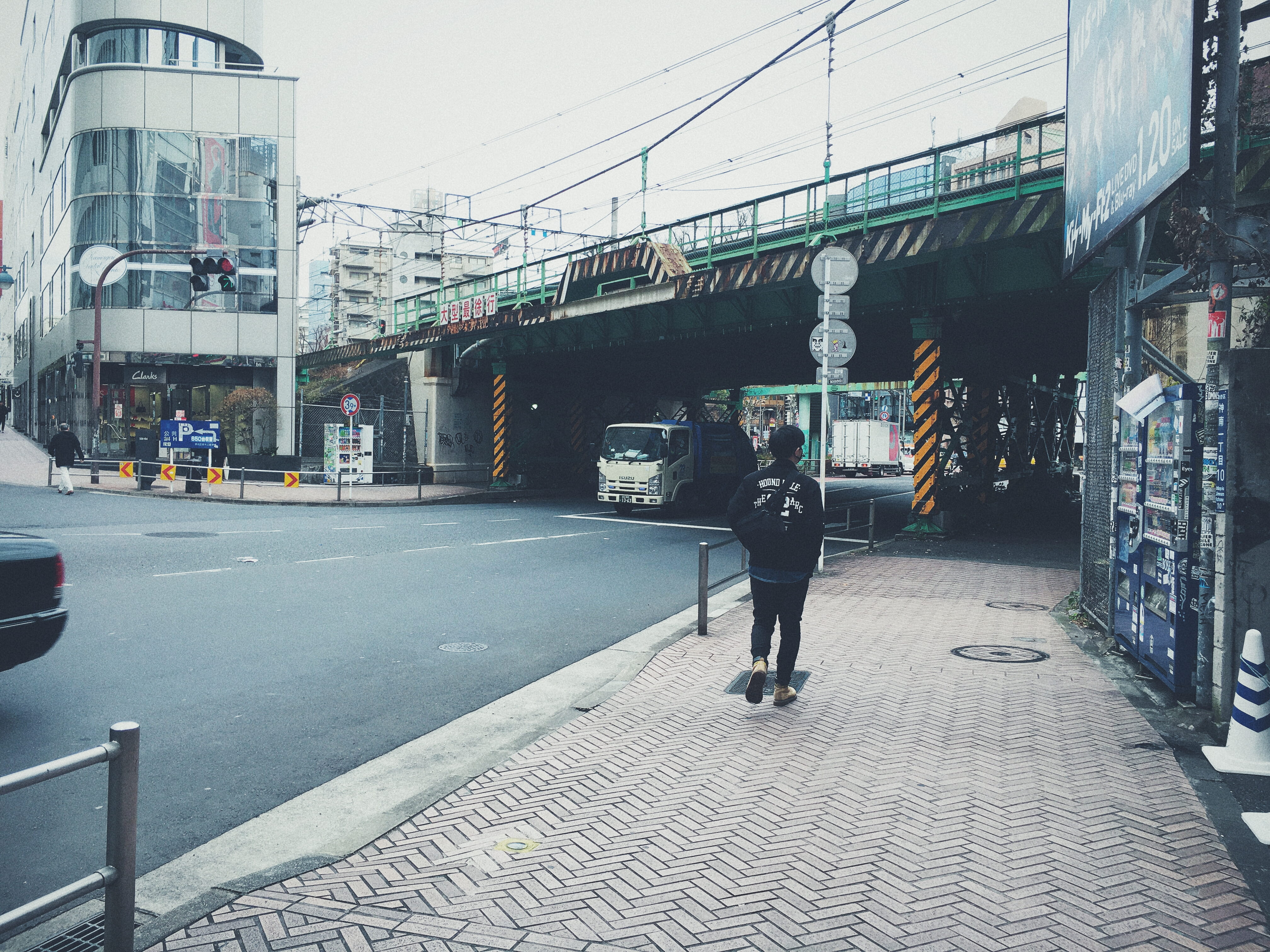 rail bridge, rear view, full length, city, city life, mode of transportation, city street, outdoors, lifestyles, land vehicle, architecture, shibuya, building exterior, HD Wallpaper