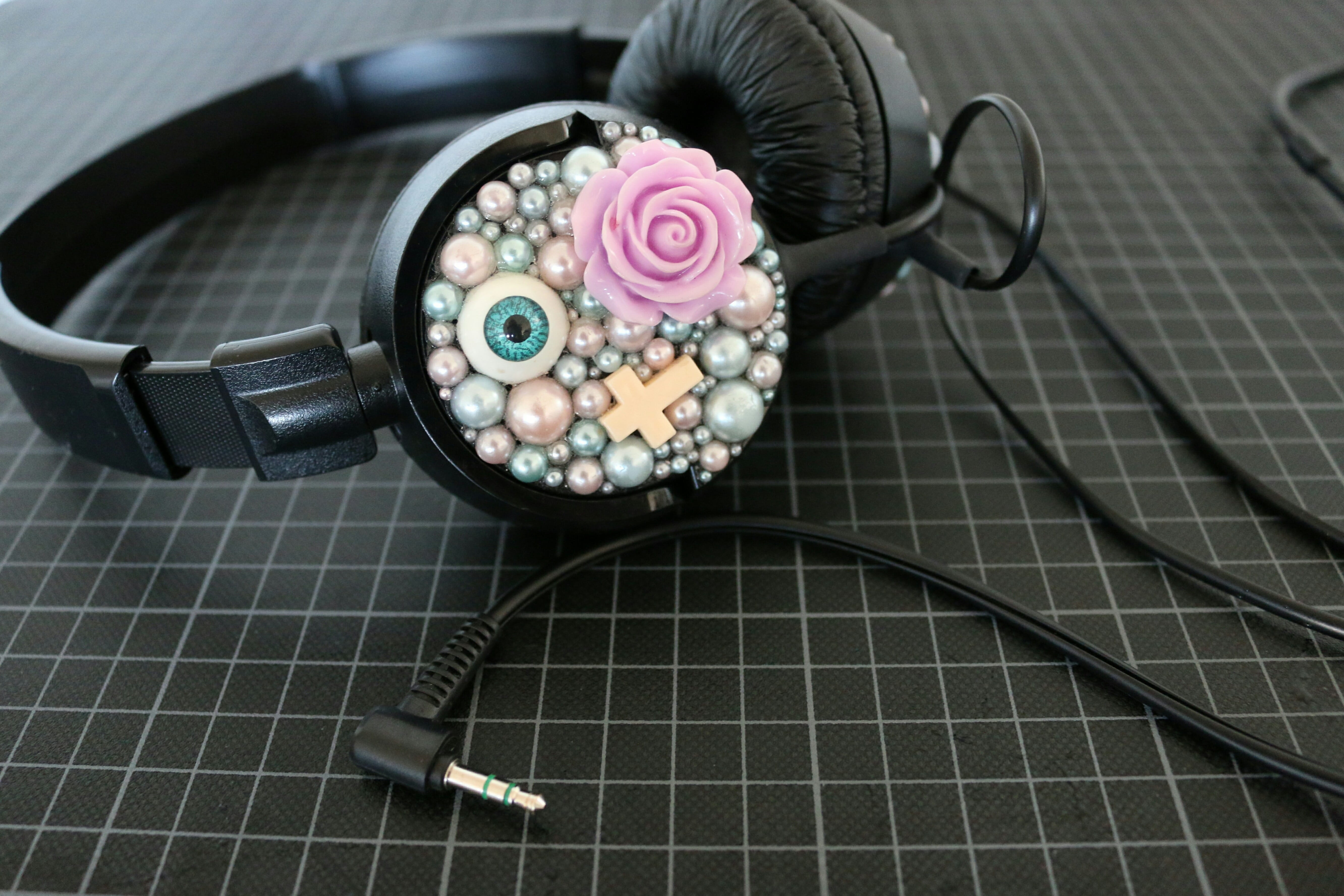 headphones, style, plant, dark, harajuku, beauty in nature, flower, rose, 5K, visualkei, domestic room, gloomy, freshness, scene, healthy lifestyle, studio shot, HD Wallpaper