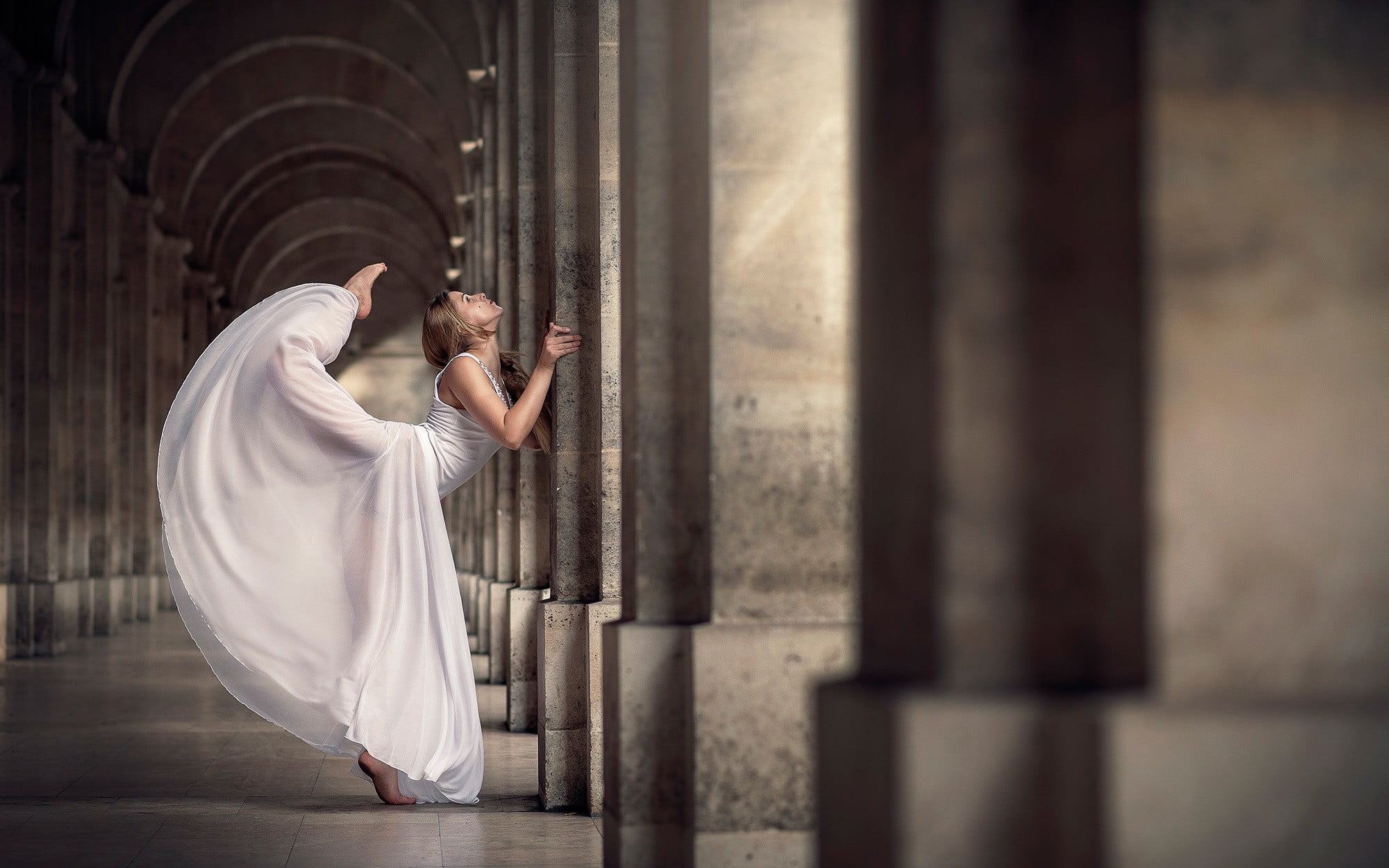 depth of field, wedding, left, newlywed, blonde, leg, women, one person, architecture, barefoot, pillar, built structure, post, belief, event, leaning, HD Wallpaper