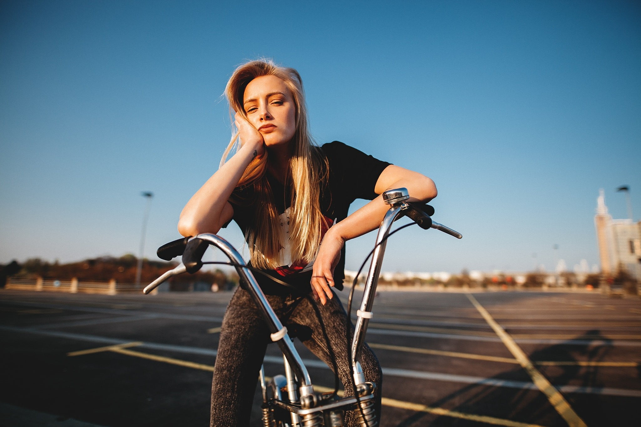 clear sky, real people, casual clothing, hand, nature, women outdoors, sky, resting, bicycle, T-shirt, sitting, lifestyles, city, face, young adult, close, HD Wallpaper