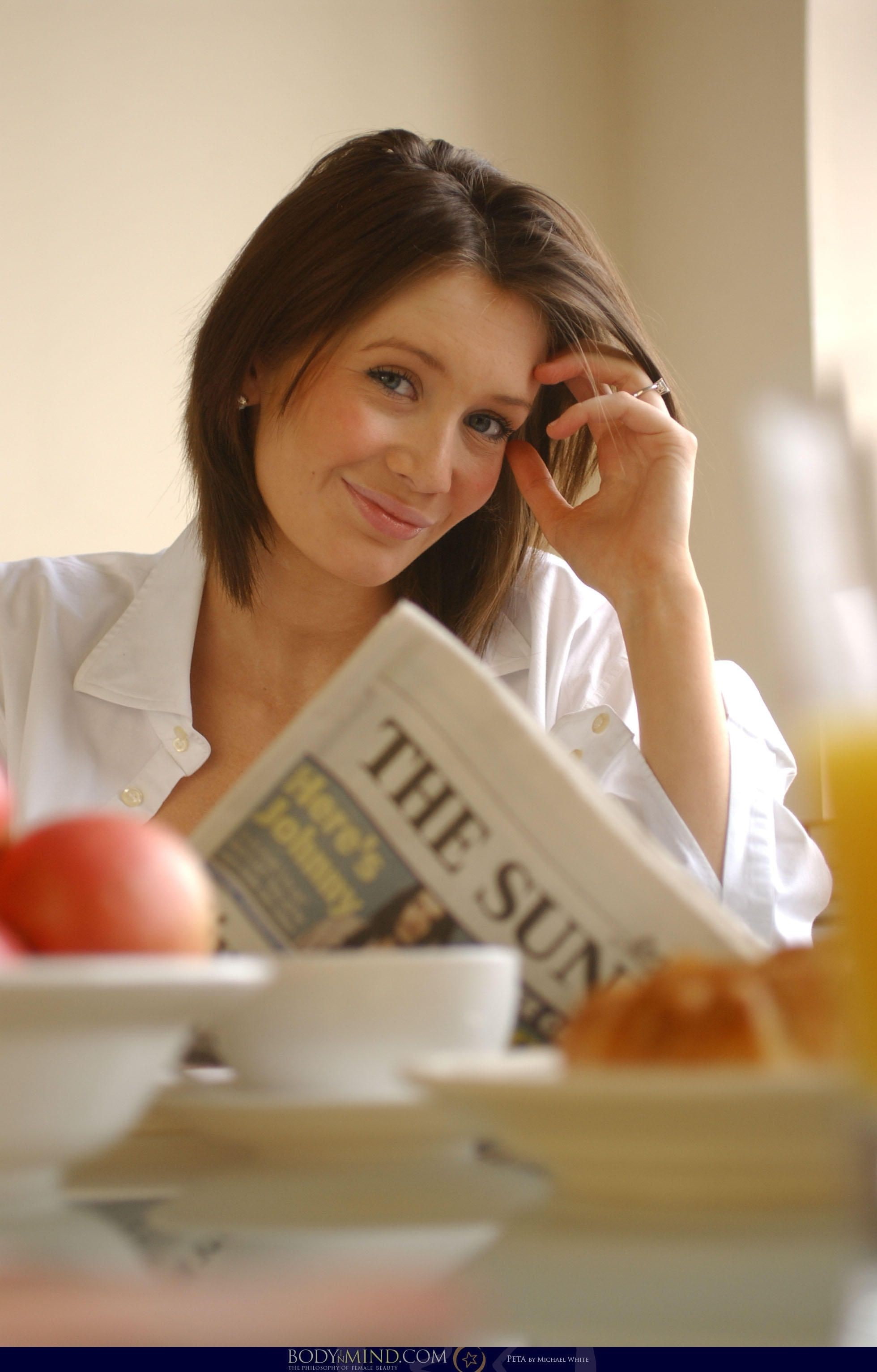 food and drink, hair, model, breakfast, looking at camera, meal, headshot, healthy eating, paper, smiling, newspapers, emotion, 2K, food, portrait, adult, Phone HD Wallpaper