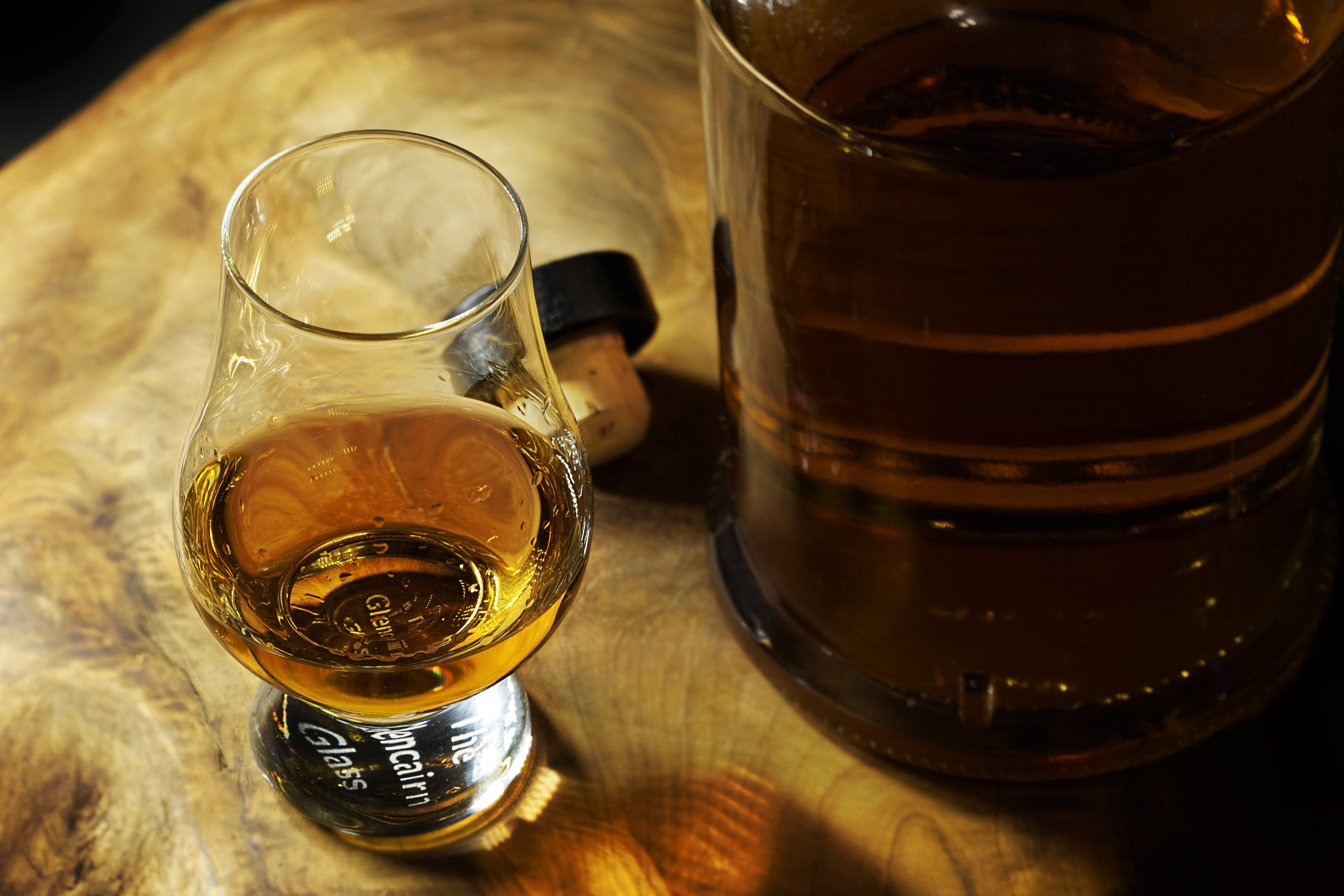 background, drinkers, jack daniels, alcoholic beverage, whiskey glass, scotland, rum, indoors, close-up, bourbon, table, bar, household equipment, bottle, HD Wallpaper