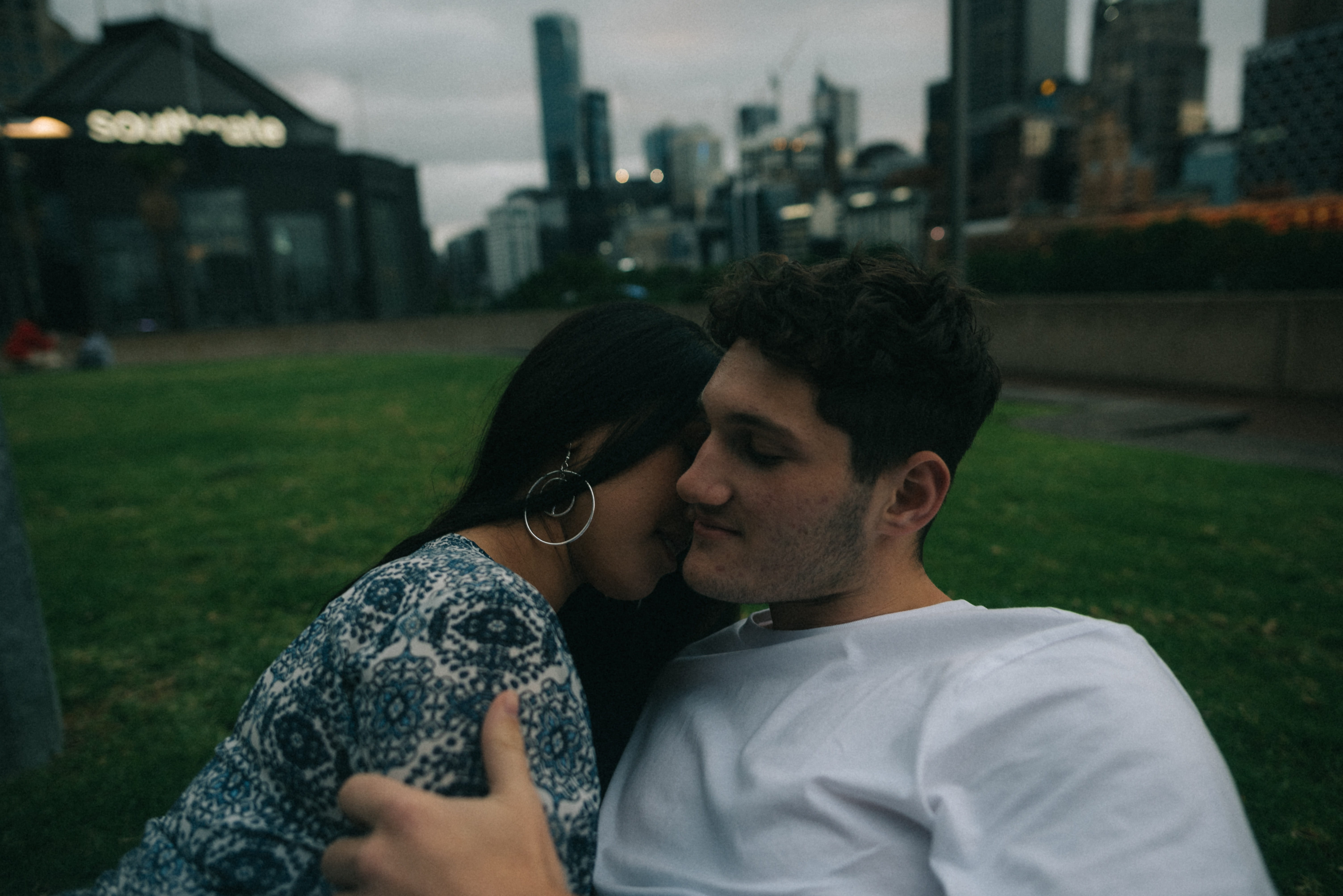 love, dating, hug, office building, hair, emotion, outdoors, leisure activities, woman, finger, heterosexual couple, clothing, young adult, lawn, men, 5K, HD Wallpaper
