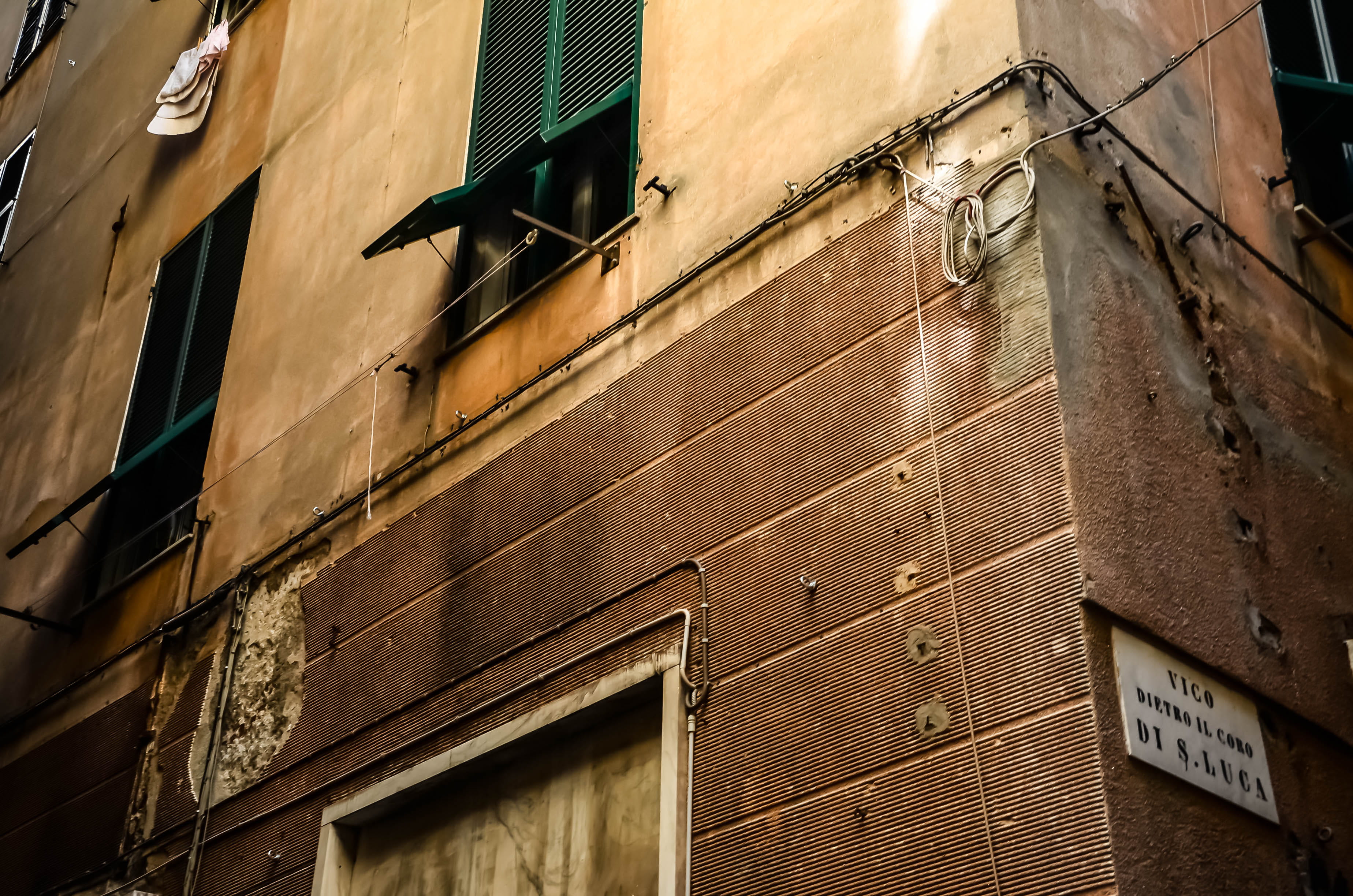sunlight, building Exterior, day, urban Scene, no people, wall - building feature, building, metal, built Structure, old, opened, callejones, text, 2K, HD Wallpaper