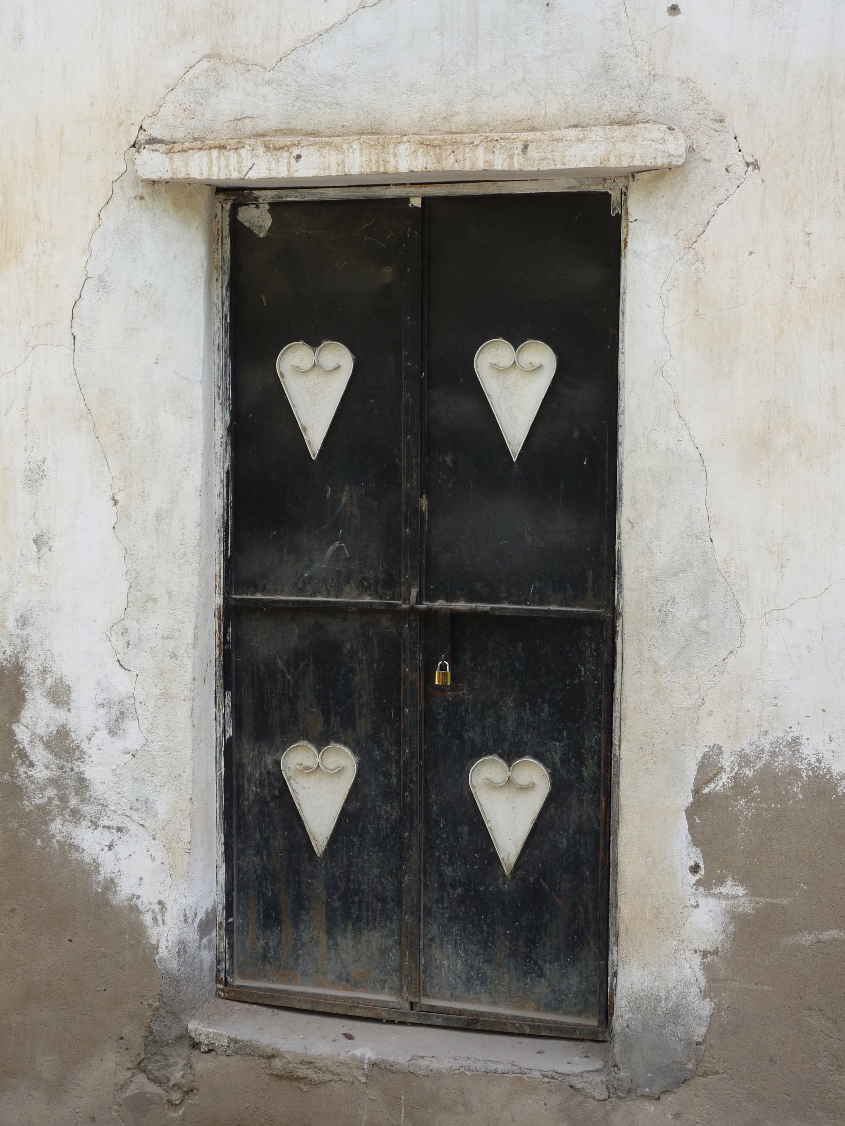 feelings, old, input, love, 2K, heart, black, tourism, shape, symbol, design, positive emotion, emotion, door, day, holiday, village, pattern, no people, Phone HD Wallpaper