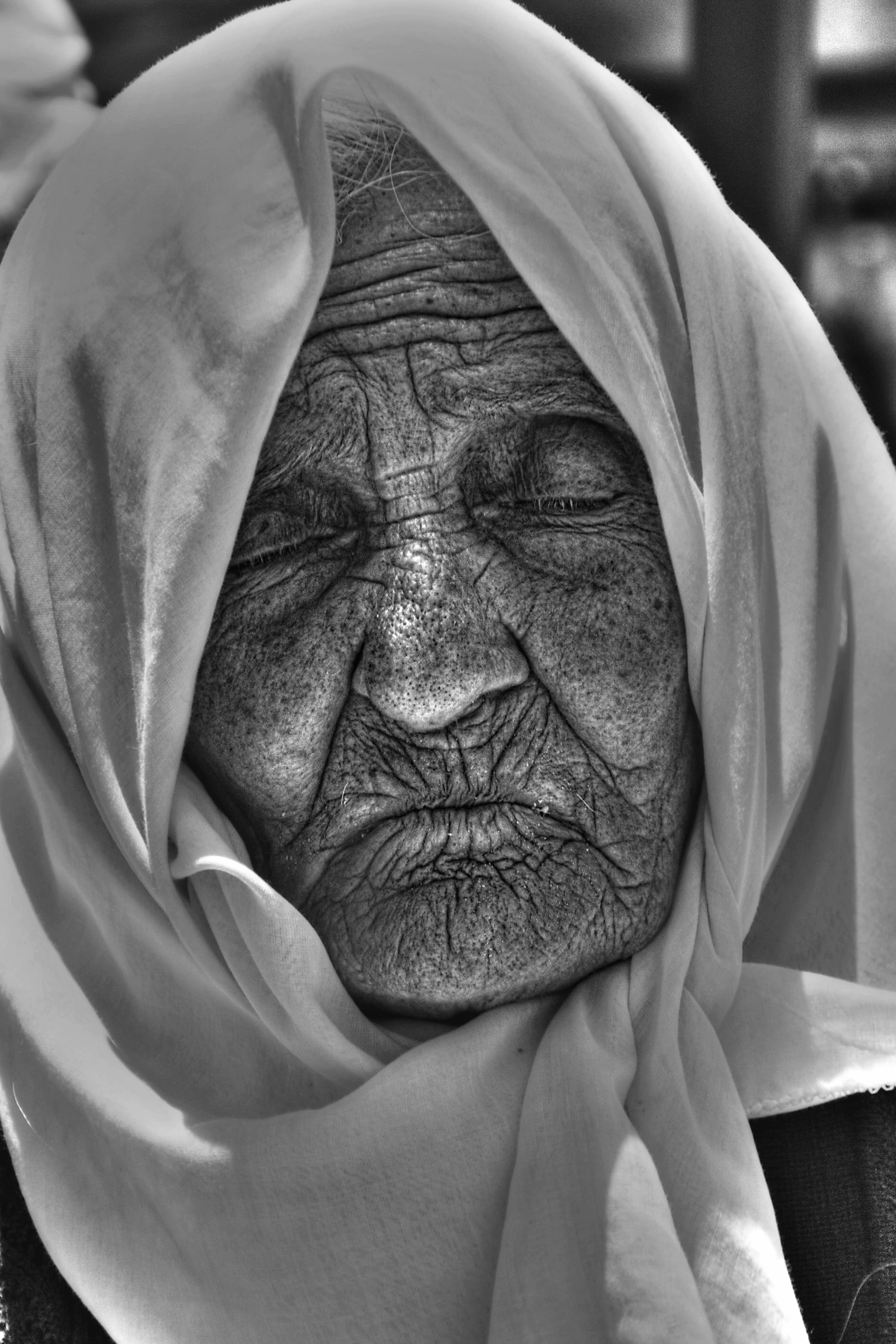 front view, live, thoughtfulness, think, character, old, body part, person, fold, light, mature adult, woman, human face, people, head, hand, leisure activity, Phone HD Wallpaper