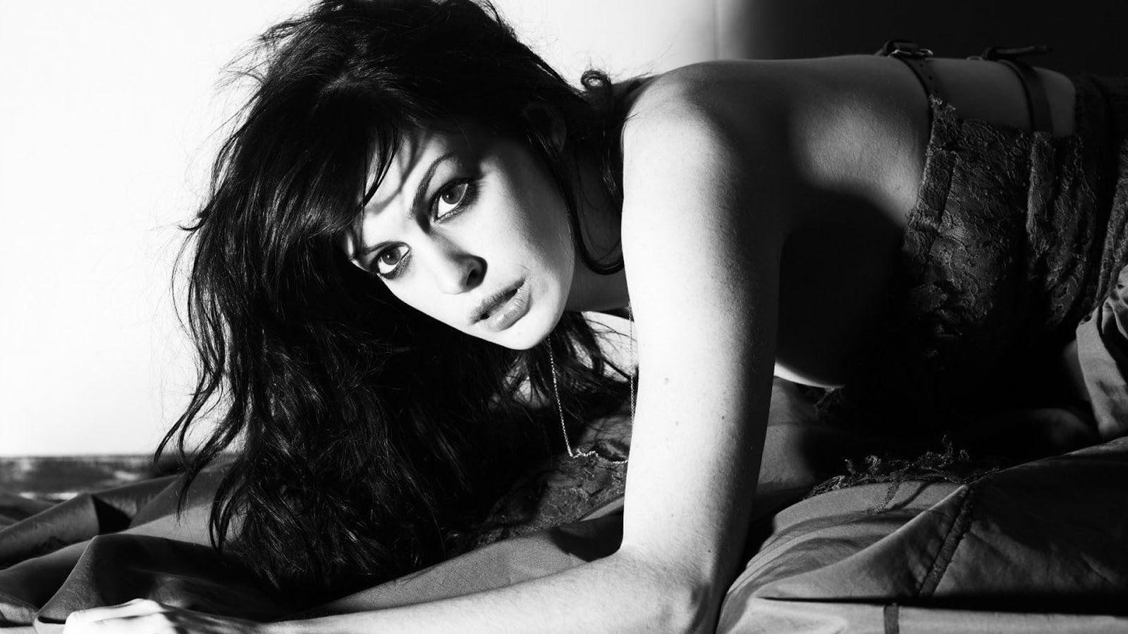 anne, celebrities, celebrity, black, s, girls, black and white, strapless, hathaway, hollywood, white, 720P, dress, actress, anne hathaway, women, movies, HD Wallpaper