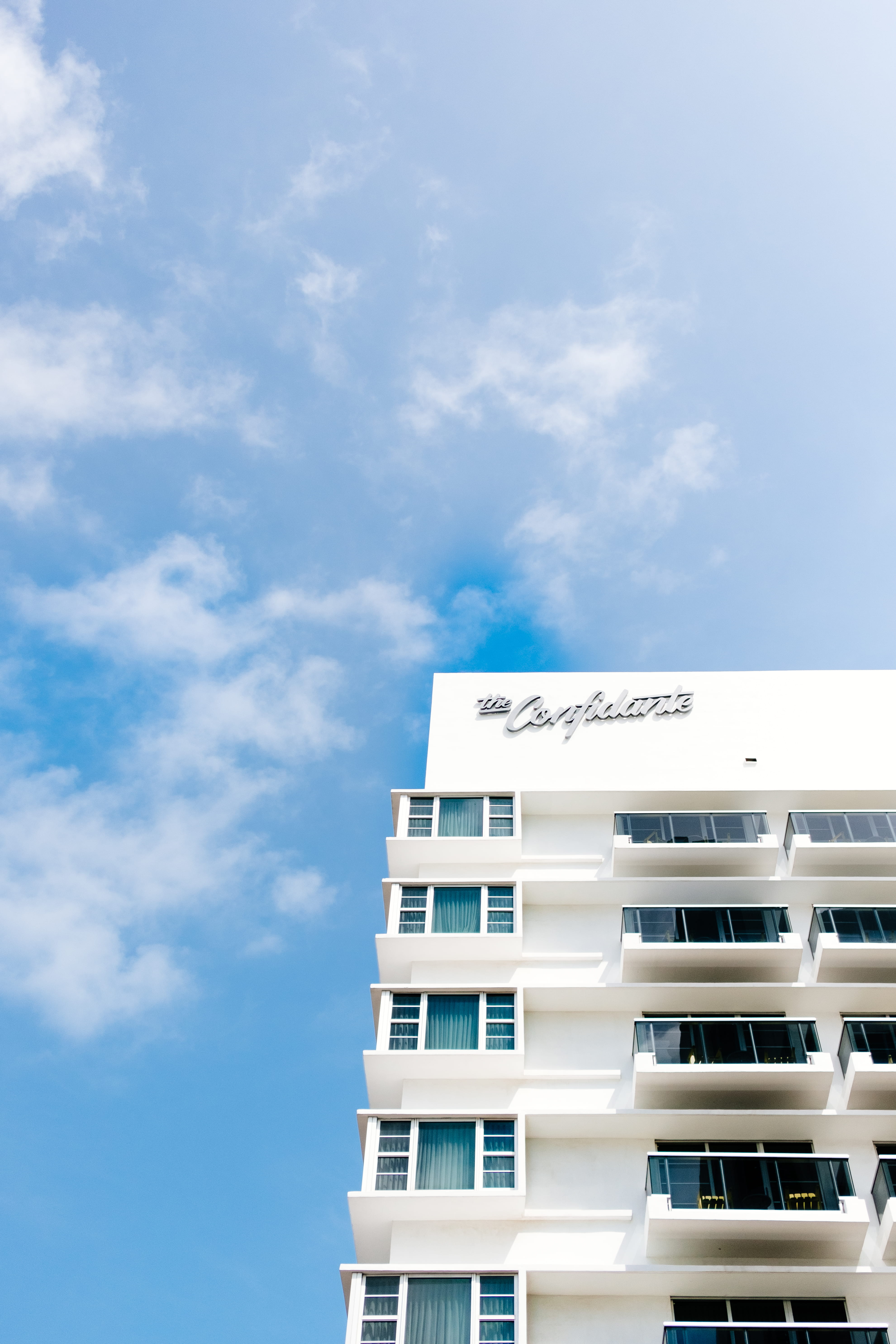 apartment, perspective, modern, built structure, building exterior, city, typography, concrete, white, blue, low angle view, sun, white color, residential district, Phone HD Wallpaper