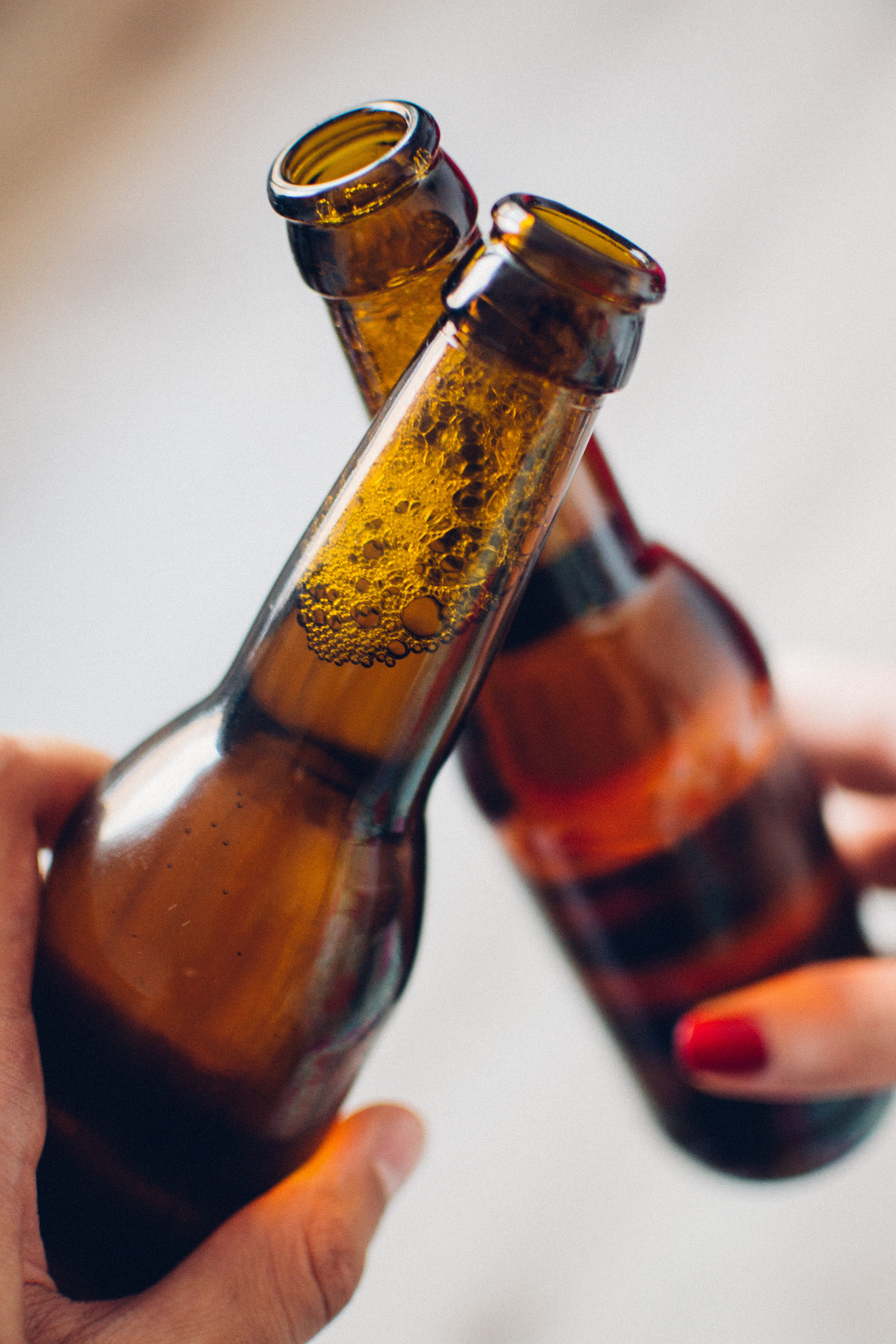 persons, close-up, beer, hand, container, holding, focus on foreground, toast, white background, beer bottle, beverage, cold, refreshment, one person, alcohol, Phone HD Wallpaper