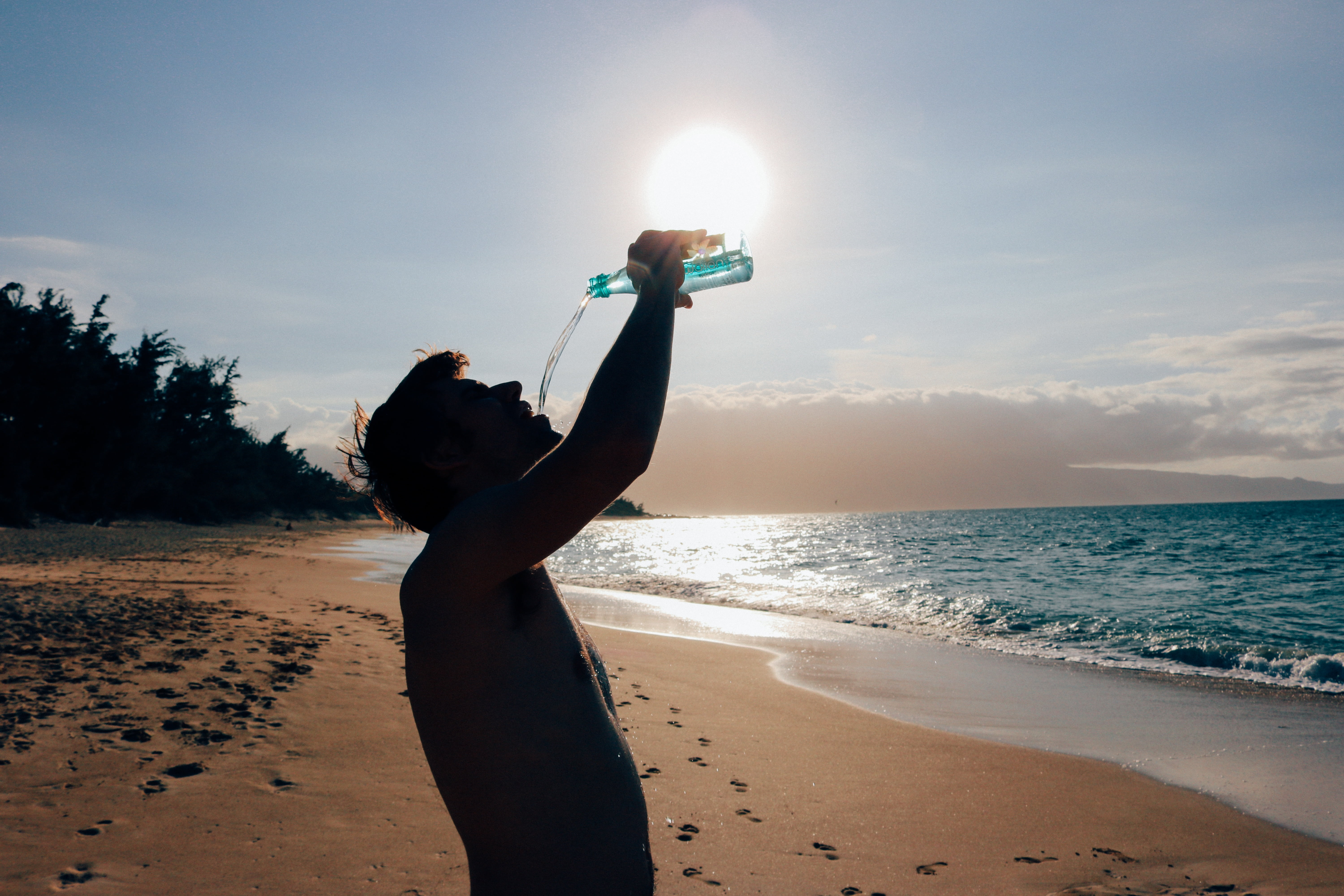 horizon over water, lifestyles, thirsty, blue, seashore, water, hawaii, maui, summer, body, females, man, vacations, people, love, land, drinking, arms raised, HD Wallpaper
