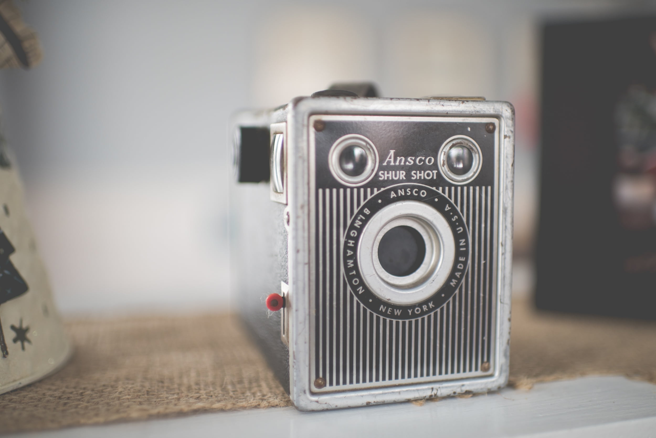 manual, photography themes, old, front view, obsolete, lens - optical instrument, technology, creativity, camera, indoors, top, electronics, shutter, photographic equipment, HD Wallpaper