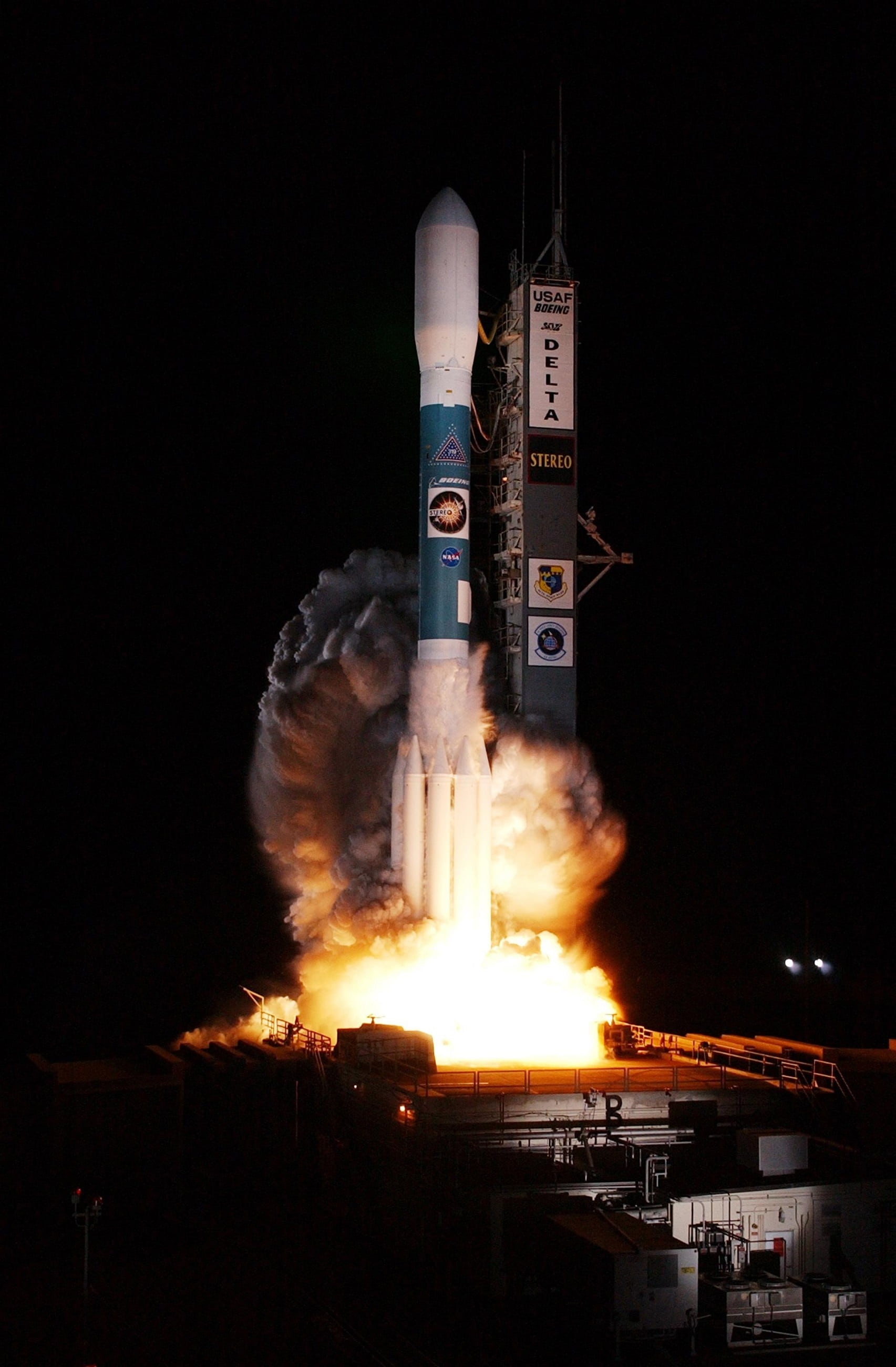 launch pad, technology, pollution, cosmos, rocket, flame, delta ii, stereo, built structure, liftoff, nighttime, space exploration, spacecraft, industry, Phone HD Wallpaper