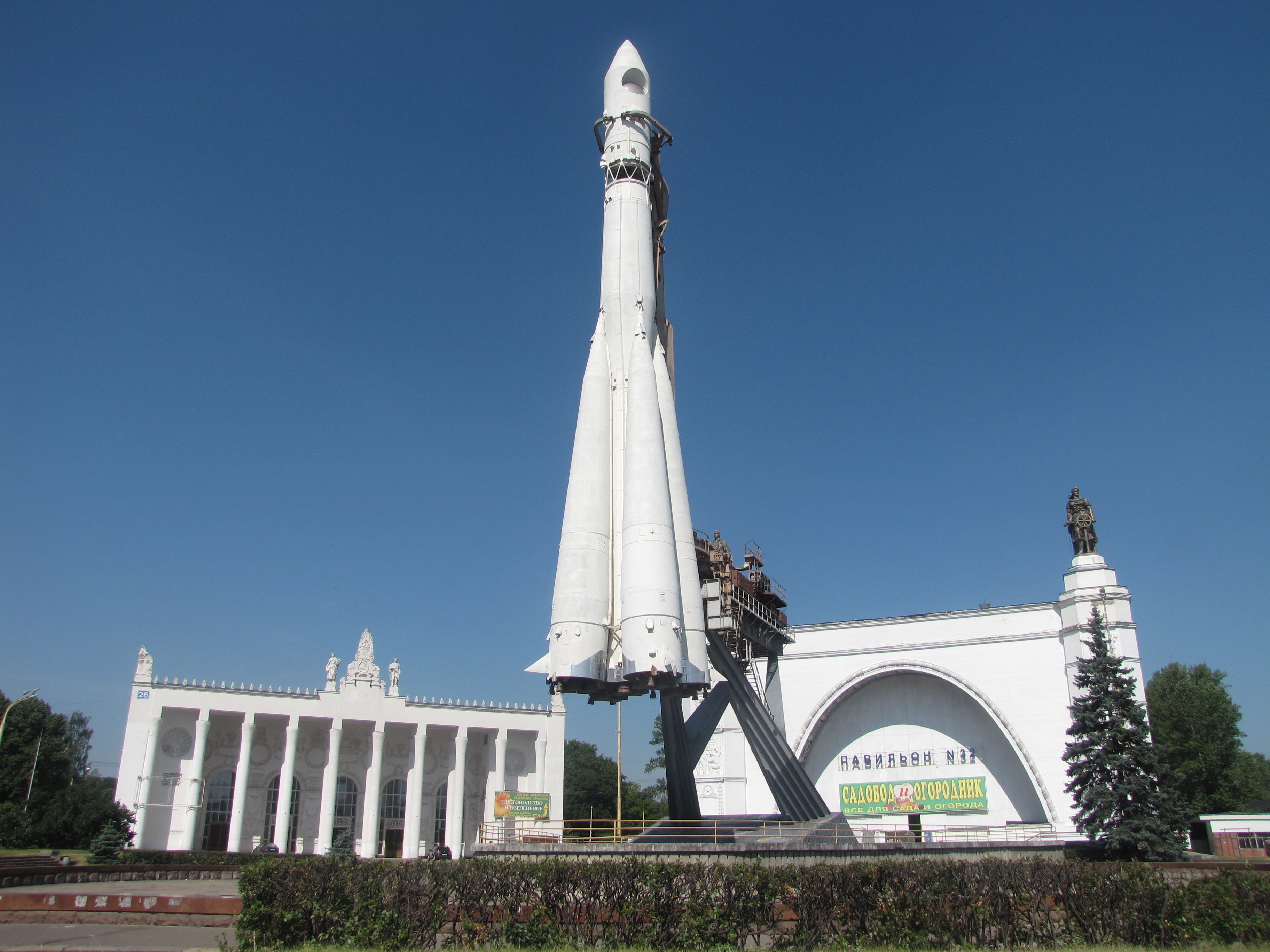 2K, architectural column, building, soviet, missile, plant, day, belief, outdoors, no people, travel, blue, sky, spaceship, moscow, nature, launch, exhibition, HD Wallpaper