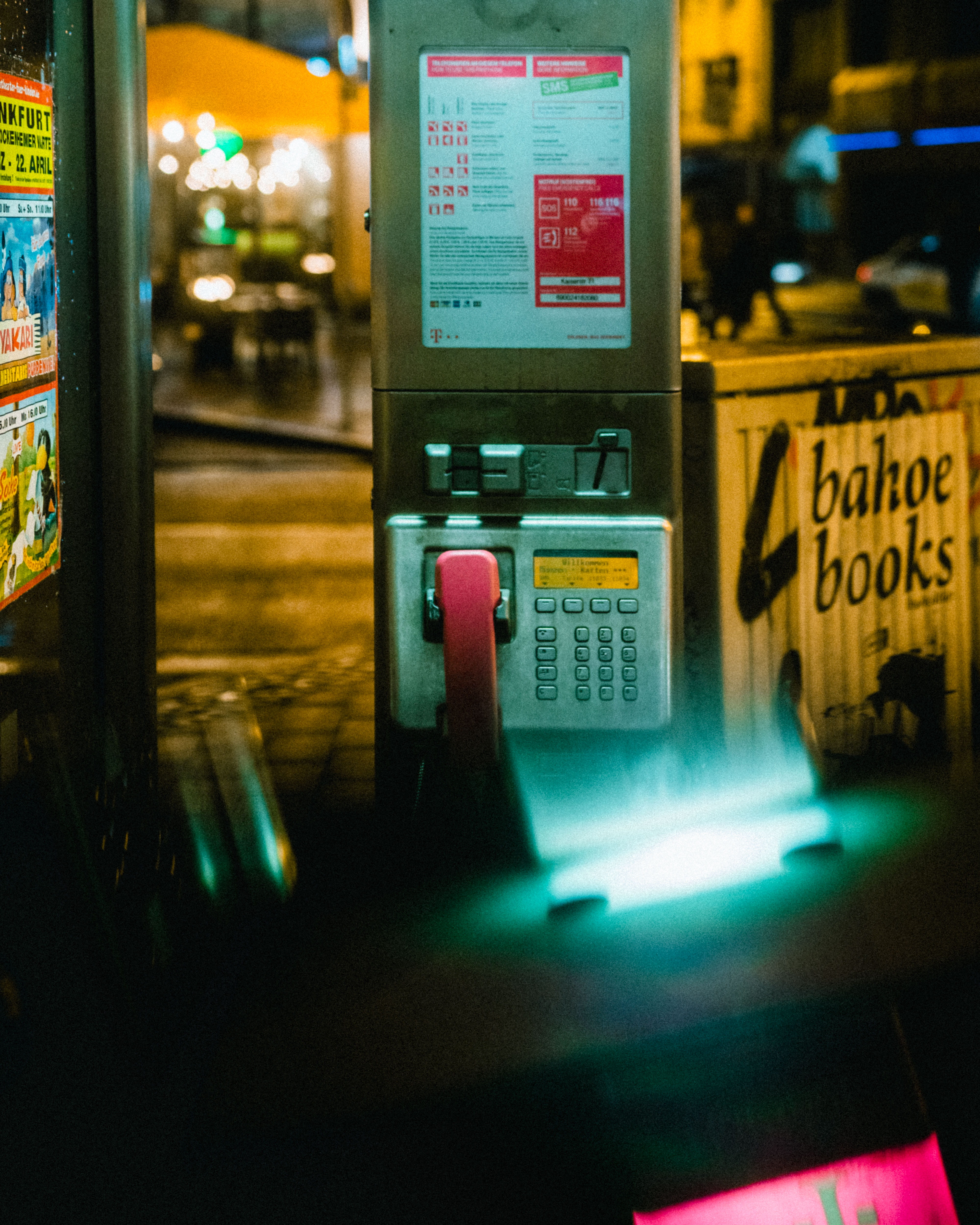 clock, kiosk, atm, close-up, telephone, phone booth, public transportation, pencil box, locker, machine, cash machine, mobile phone, phone, photo, architecture, Phone HD Wallpaper