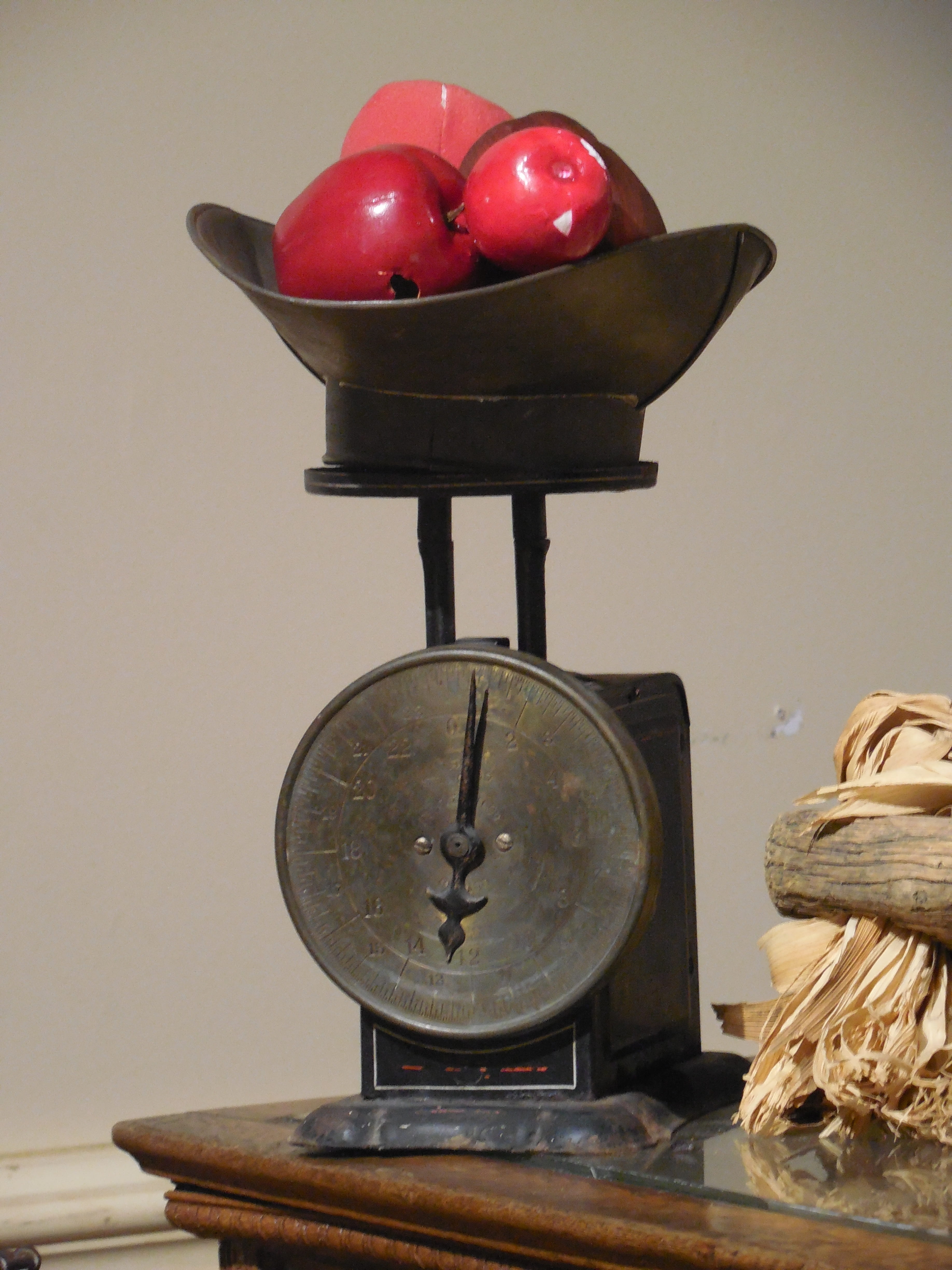 mass - unit of measurement, measurement, old fashioned, weight, instrument, wood - material, freshness, antique, still life, wall - building feature, red, Phone HD Wallpaper