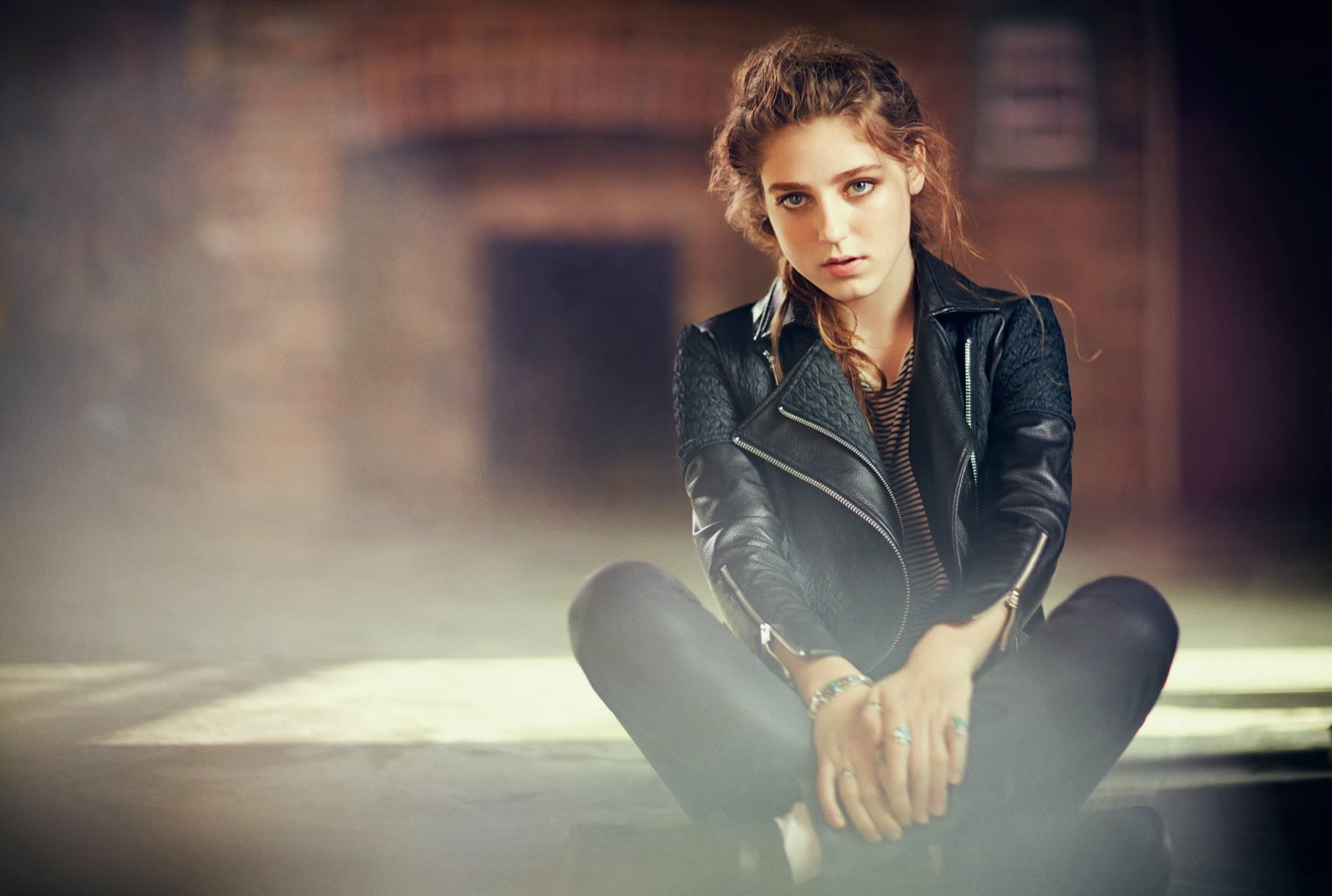 singer, adult, 1080P, portrait, women, young adult, sitting, relaxation, brown hair, hair, waiting, beauty, looking at camera, clothing, contemplation, HD Wallpaper