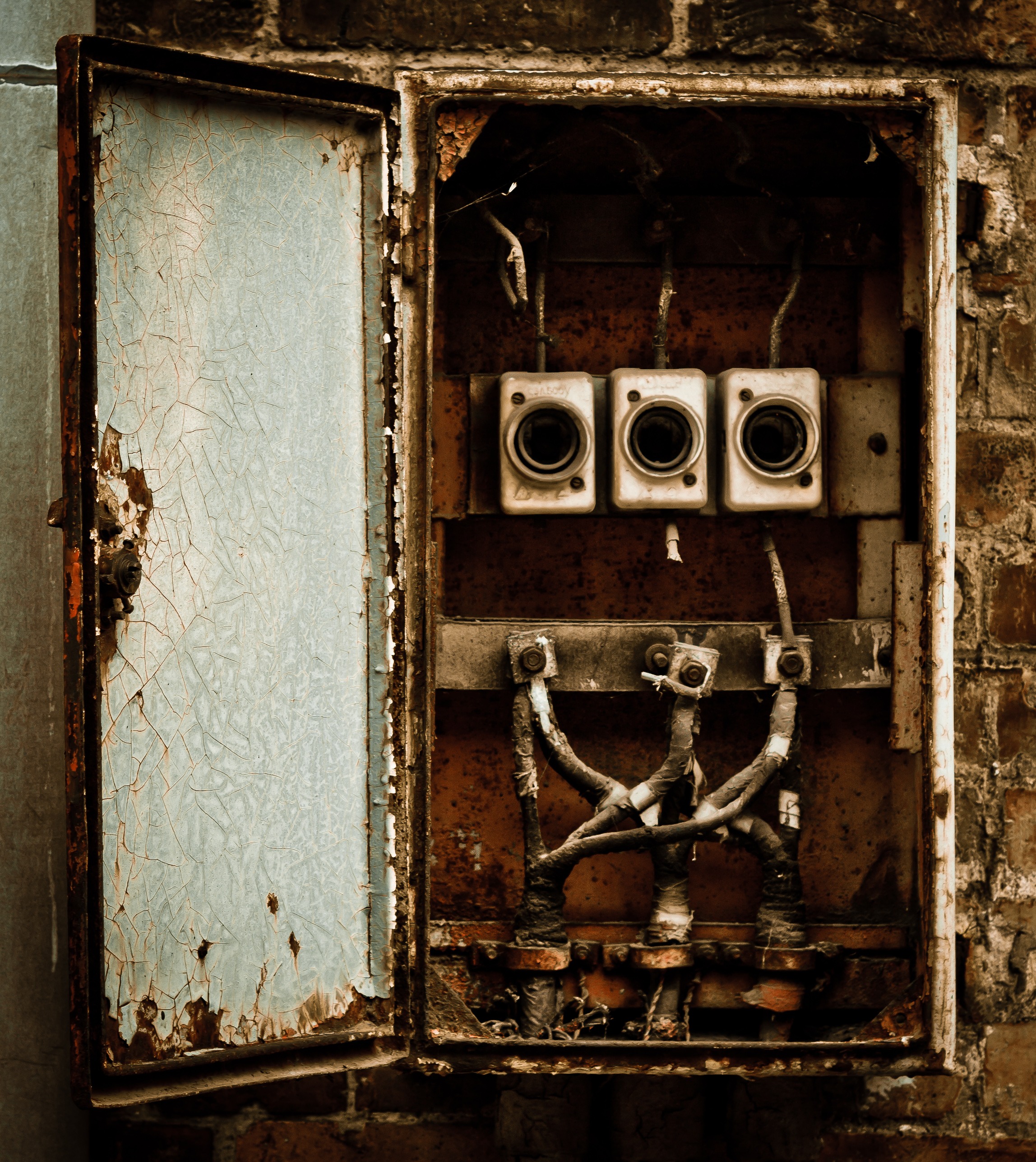 box, rust, run-down, obsolete, electricity, abandoned, current, entrance, rusty, safety, deterioration, fuse, security, no people, technology, 2K, day, Phone HD Wallpaper