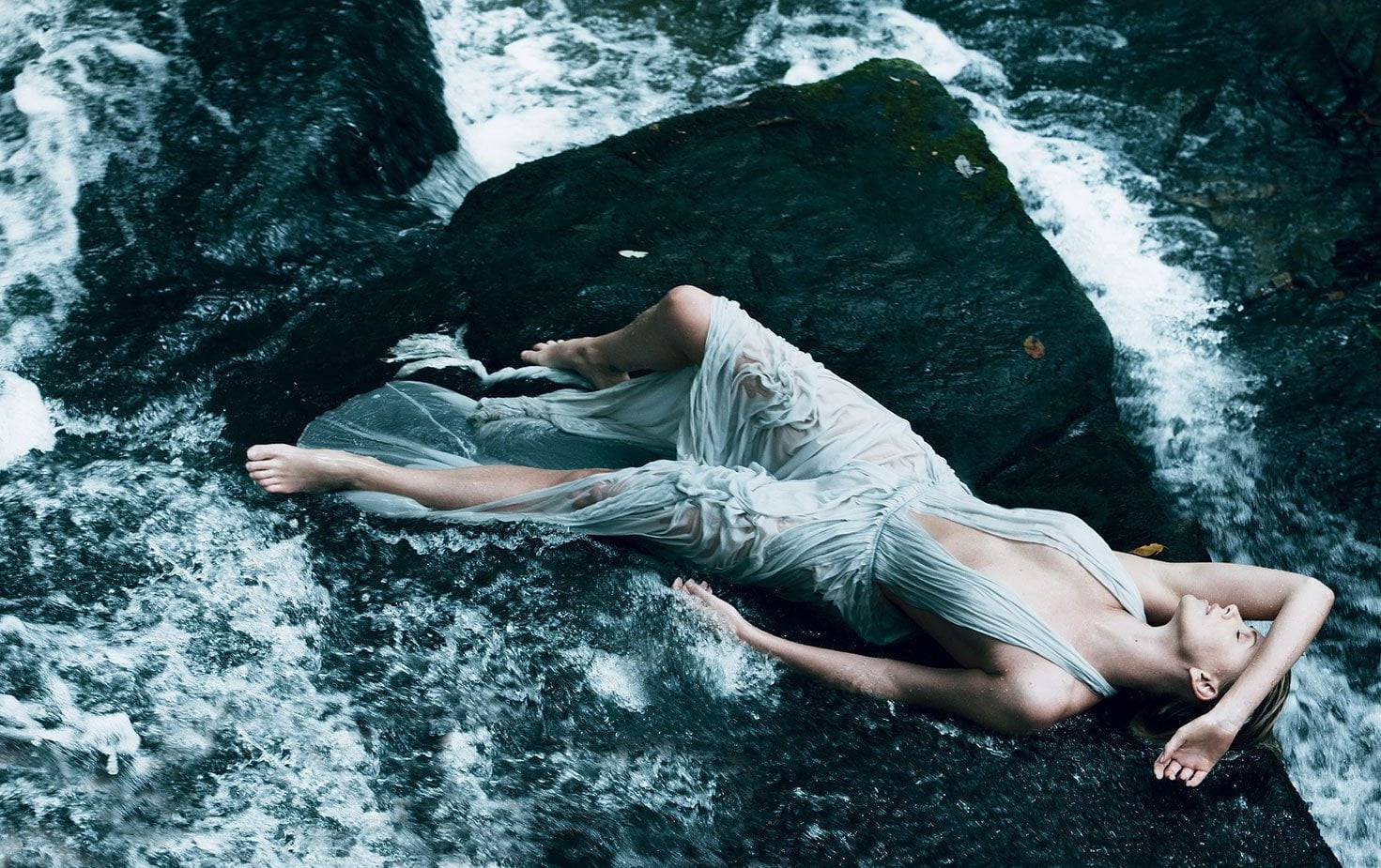 barefoot, outdoors, young adult, adult, hairstyle, full length, day, Actresses, lifestyles, 720P, rock - object, solid, Charlize Theron, nature, fashion, HD Wallpaper