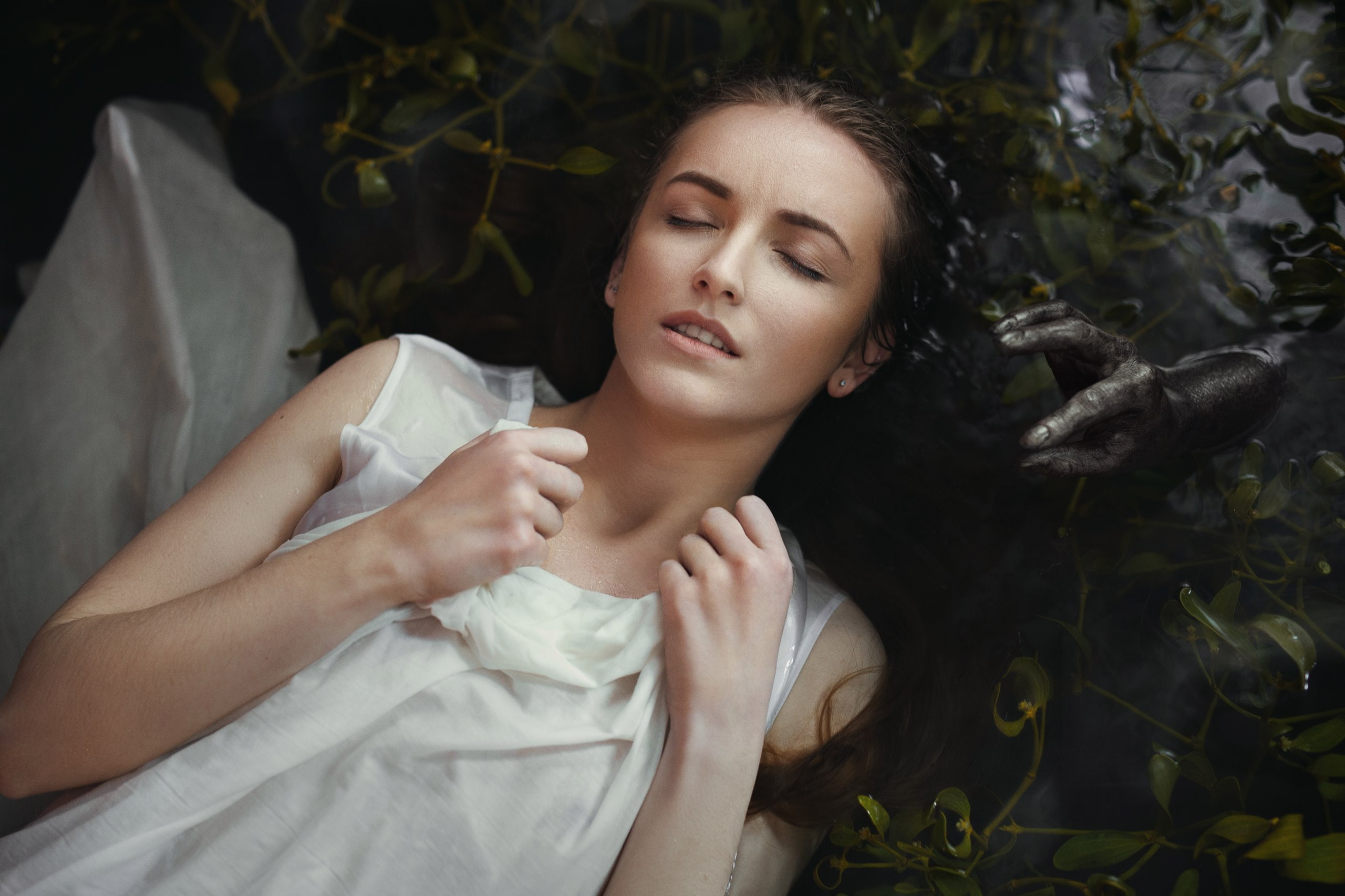 teeth, 2K, danger, anxiety, Daria Volkova, face, black, wet, hand, the beauty, beautiful, water, lips, emotion, portrait, algae, russian, model, HD Wallpaper