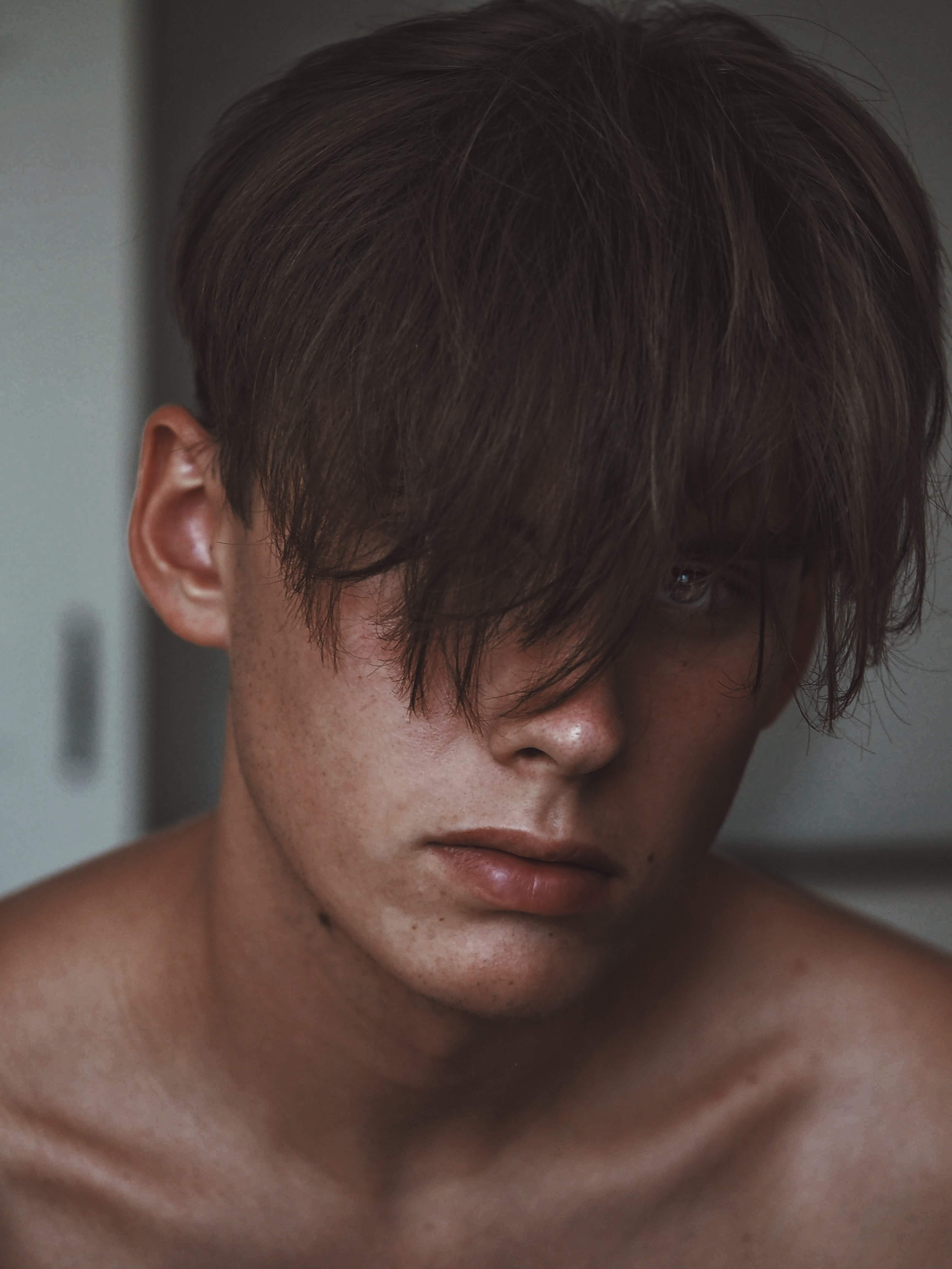 close-up, room, sharp, front view, men, boys, hair, child, males, mouth, austria, skin, indoors, lifestyles, depression - sadness, contemplation, headshot, Phone HD Wallpaper