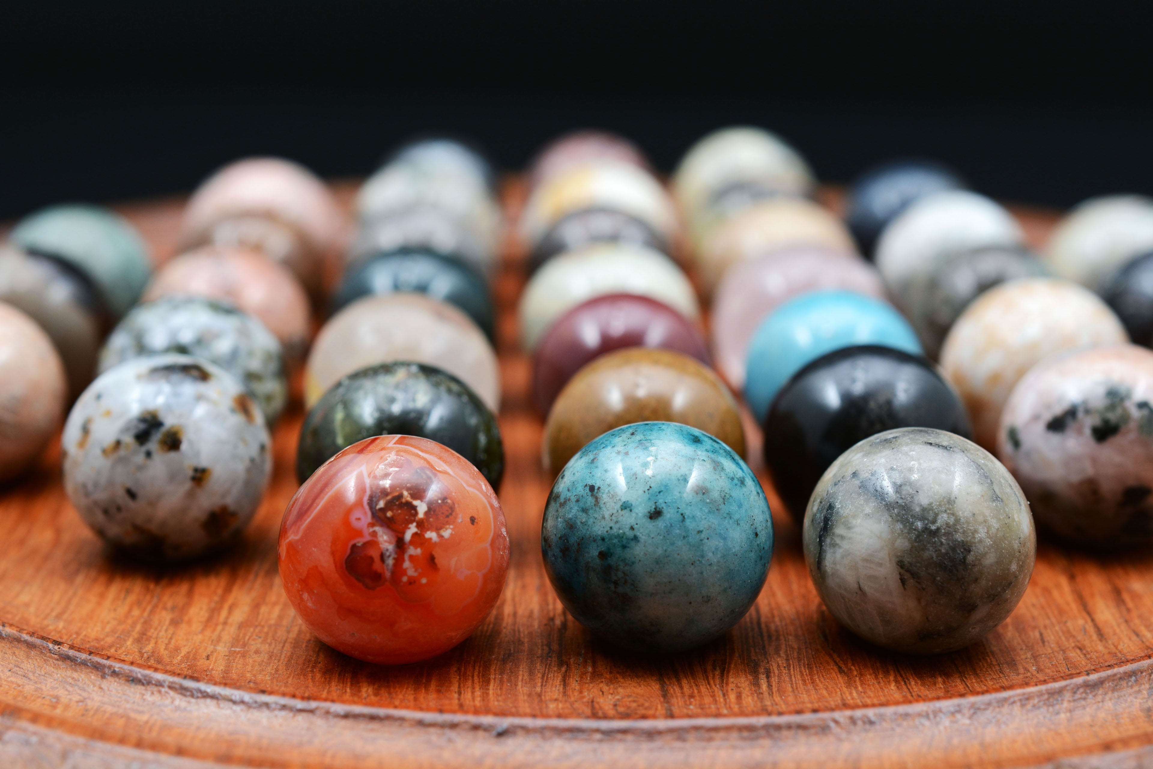 focus on foreground, in a row, hop, color, tactics, order, vegetable, play, leisure, large group of objects, studio shot, marble, wood - Material, choice, HD Wallpaper