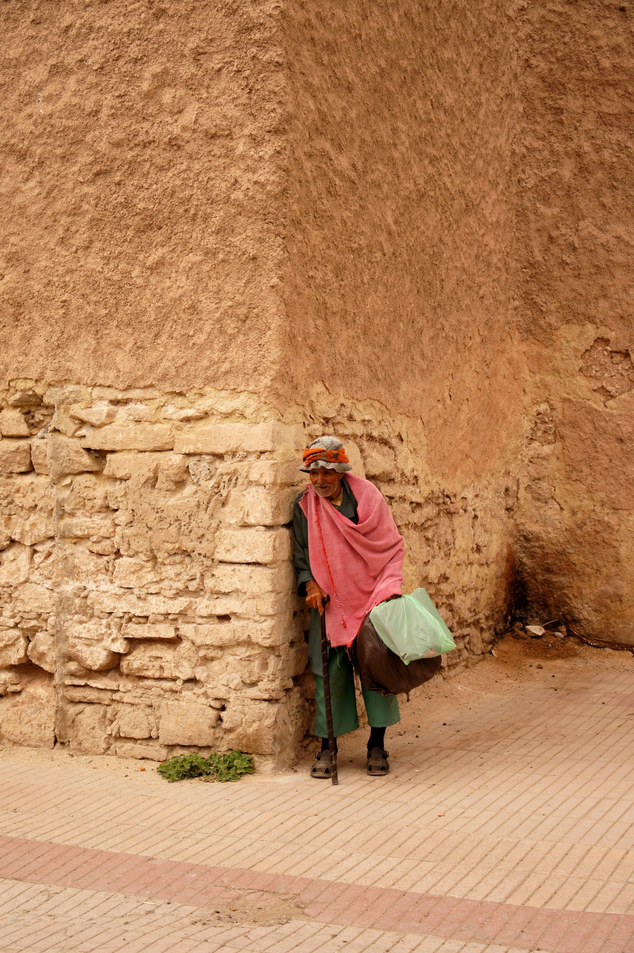 clothing, rear view, india, african Culture, indigenous Culture, outdoors, standing, old man, north Africa, essauria, cultures, built structure, architecture, Phone HD Wallpaper