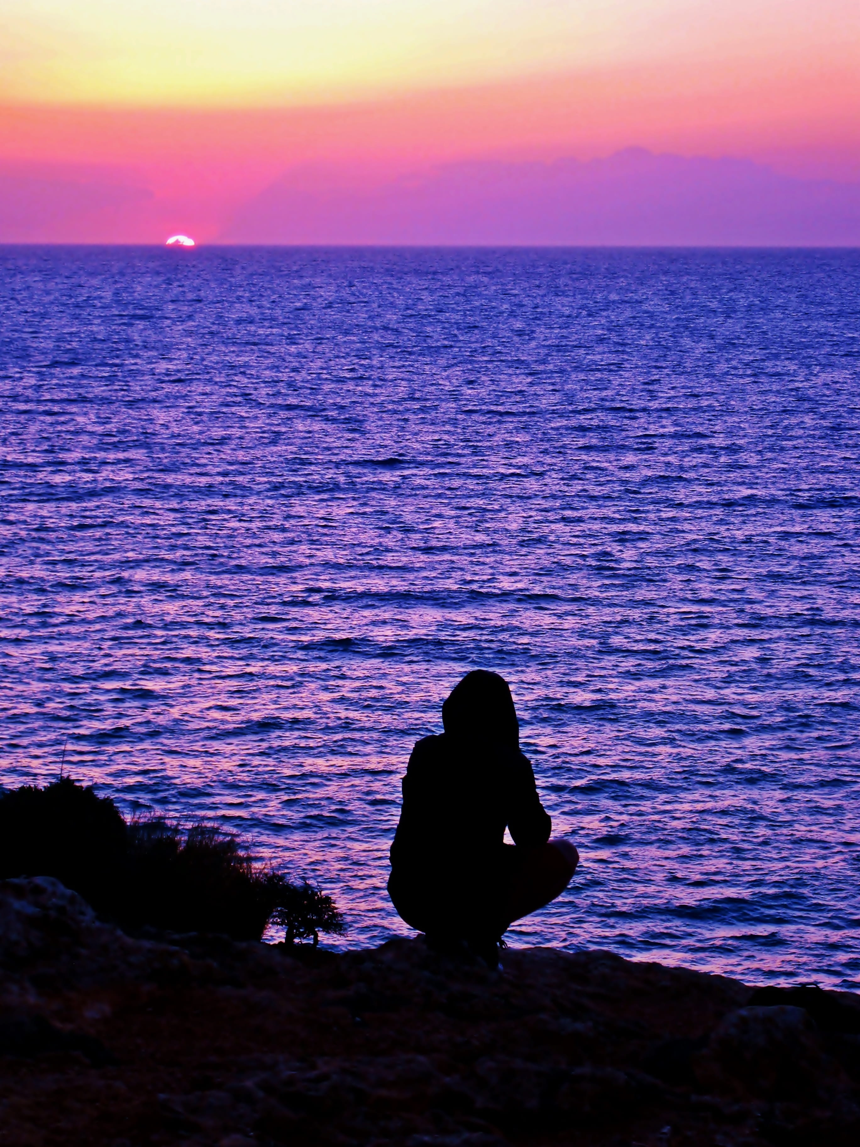 thinking, peace, beach, beauty in nature, silhouette, tranquil scene, scenics - nature, nature, hour, summer, leisure activity, sitting, sunset, sunset sky, Phone HD Wallpaper