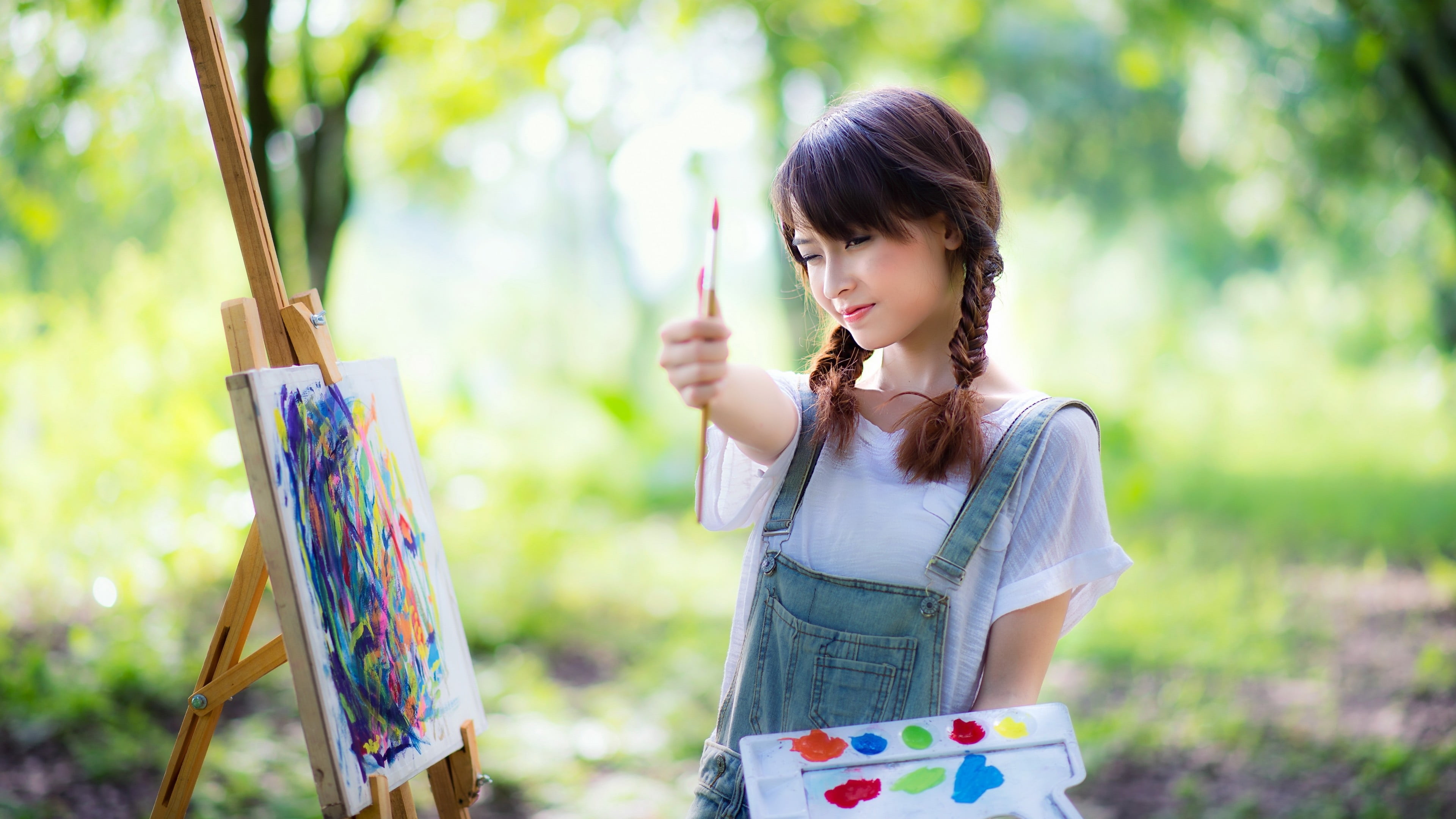 casual clothing, focus on foreground, Asian, painters, trees, art and craft, T-shirt, thumbs up, holding, brown hair, beautiful woman, depth of field, one person, HD Wallpaper