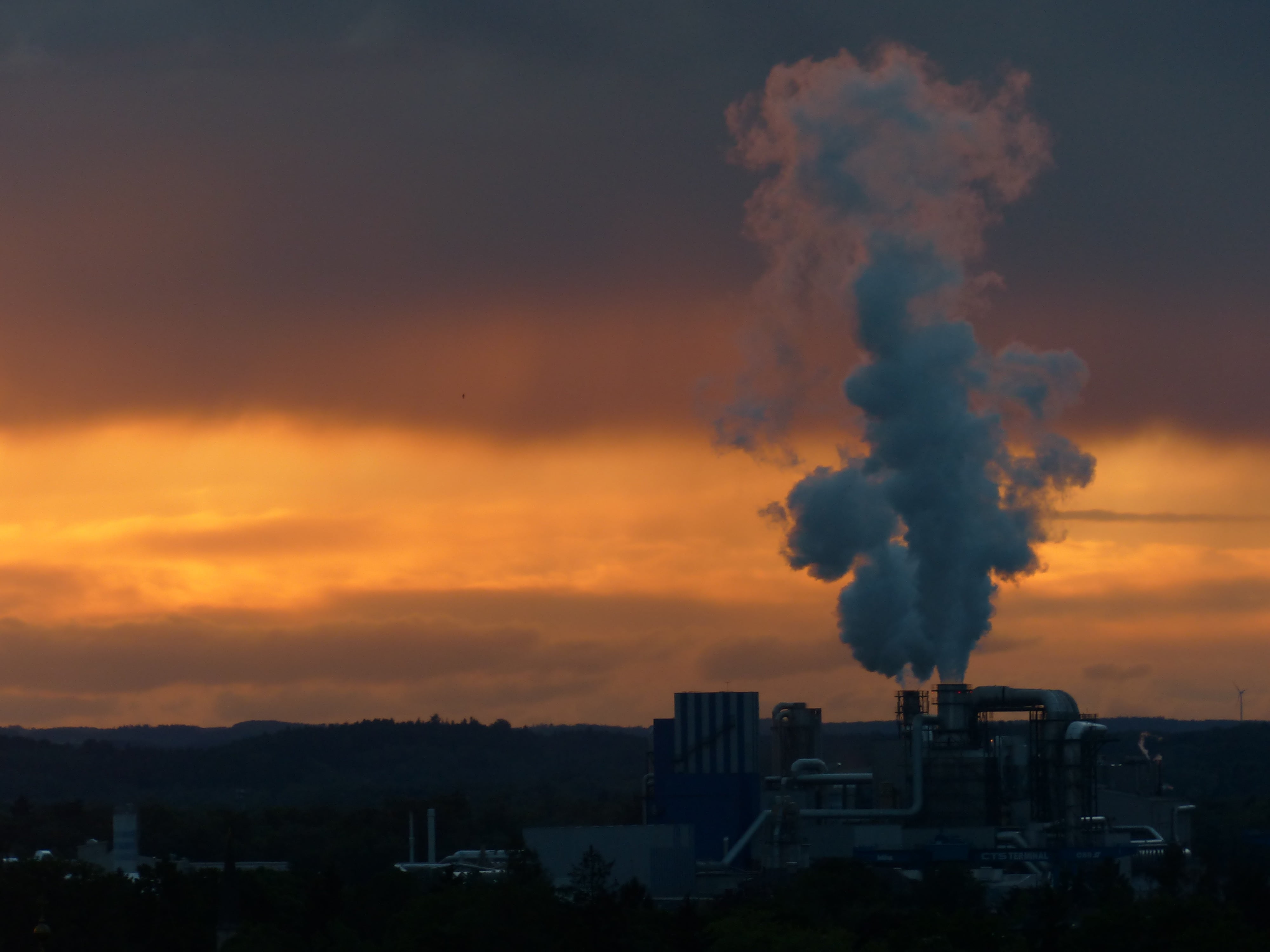 power, building exterior, steam, environmental issues, city, atmospheric, fumes, industry, chimney, orange color, plant, exhaust gases, architecture, sunset, HD Wallpaper
