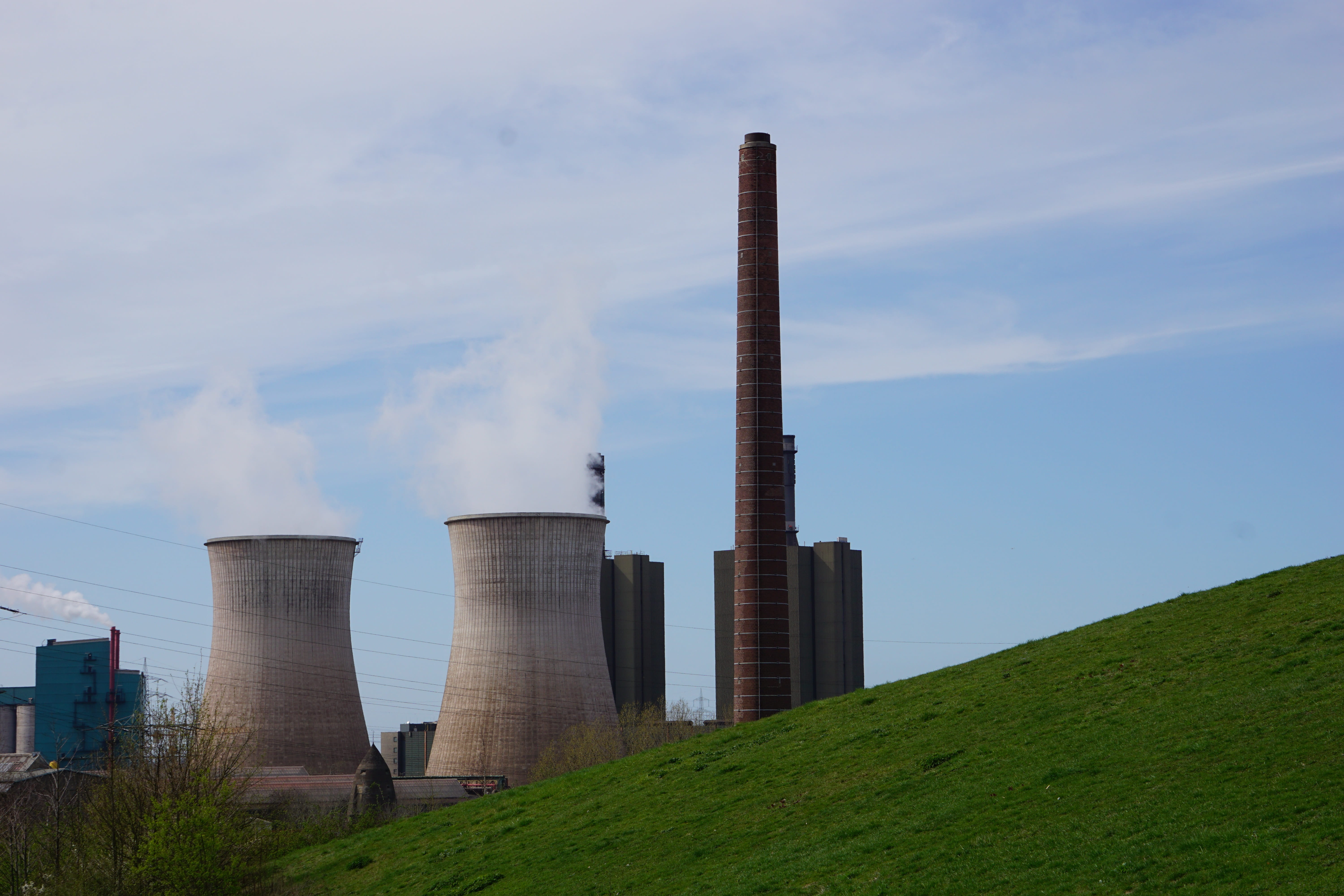 smoke, built structure, environment, building exterior, cloud - sky, plant, smoke stack, cooling tower, fuel and power generation, architecture, industrial park, HD Wallpaper