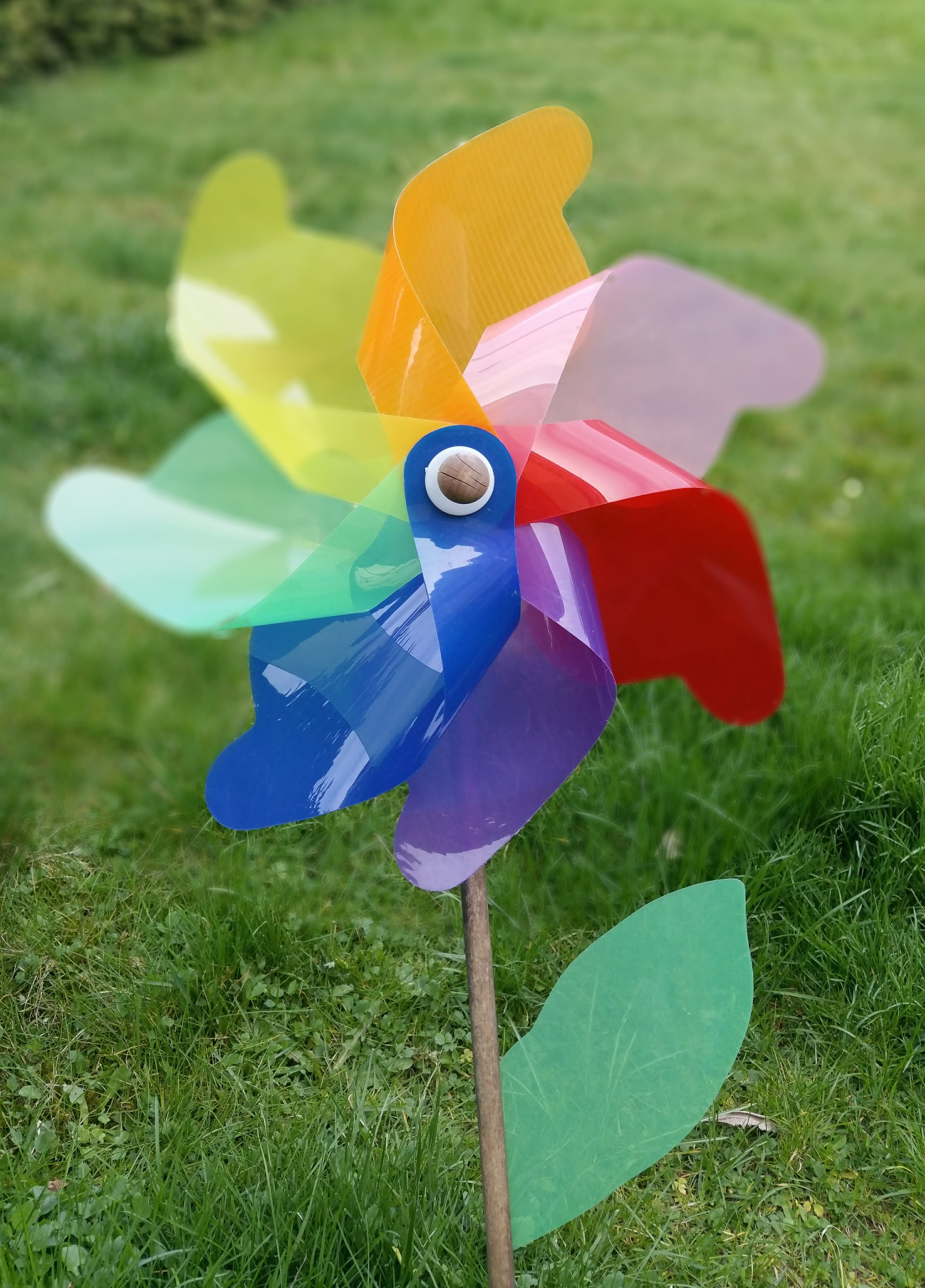 4K, creativity, farbenspiel, plant, field, children, pinwheel toy, nature, decorative, green color, no people, close-up, windspiel, colorful, sunlight, Phone HD Wallpaper