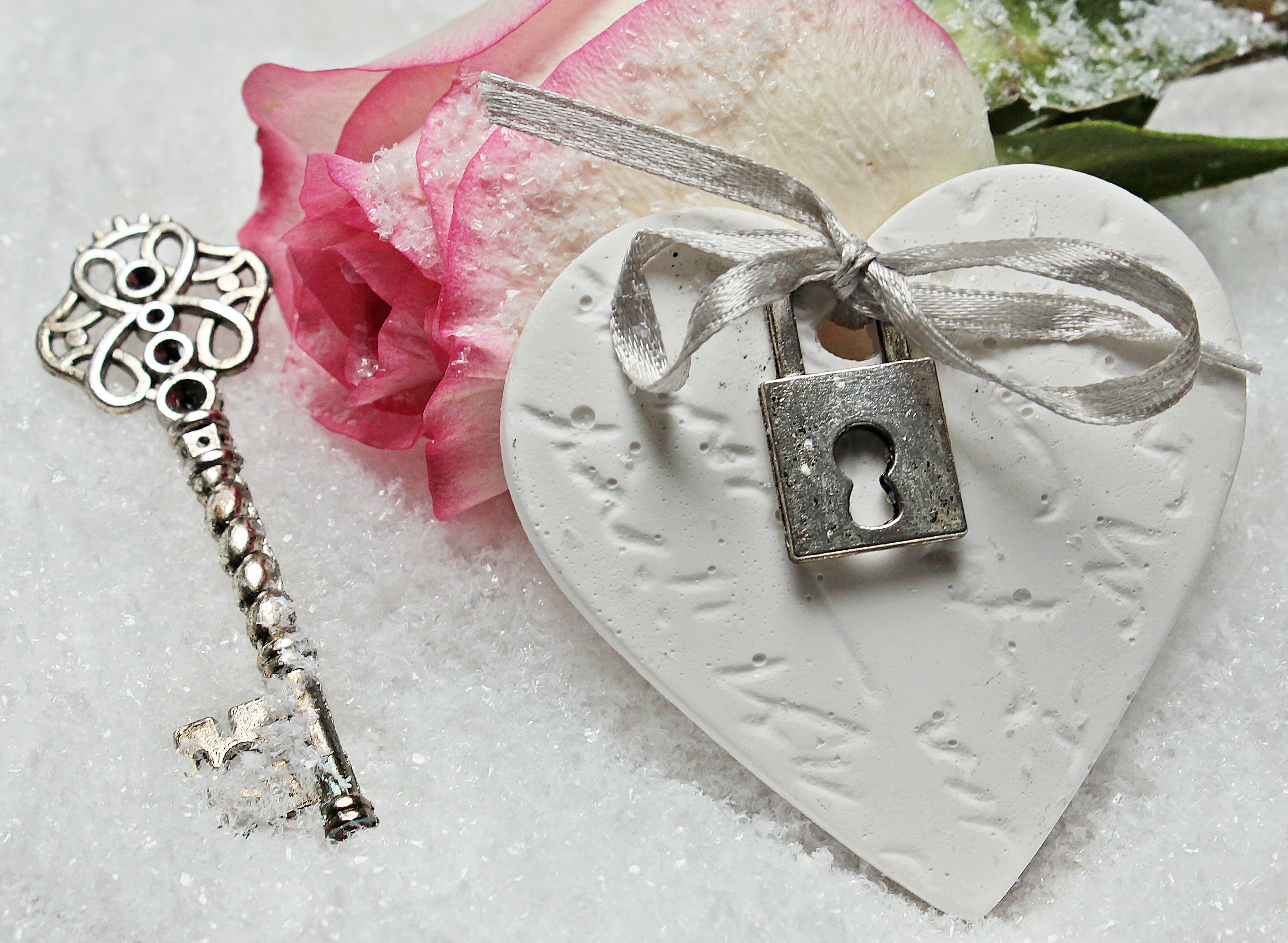 indoors, deco, positive emotion, rose, white background, day, rose petals, pearl jewelry, metal, key to the heart, ribbon - sewing item, blossom, floral pattern, HD Wallpaper
