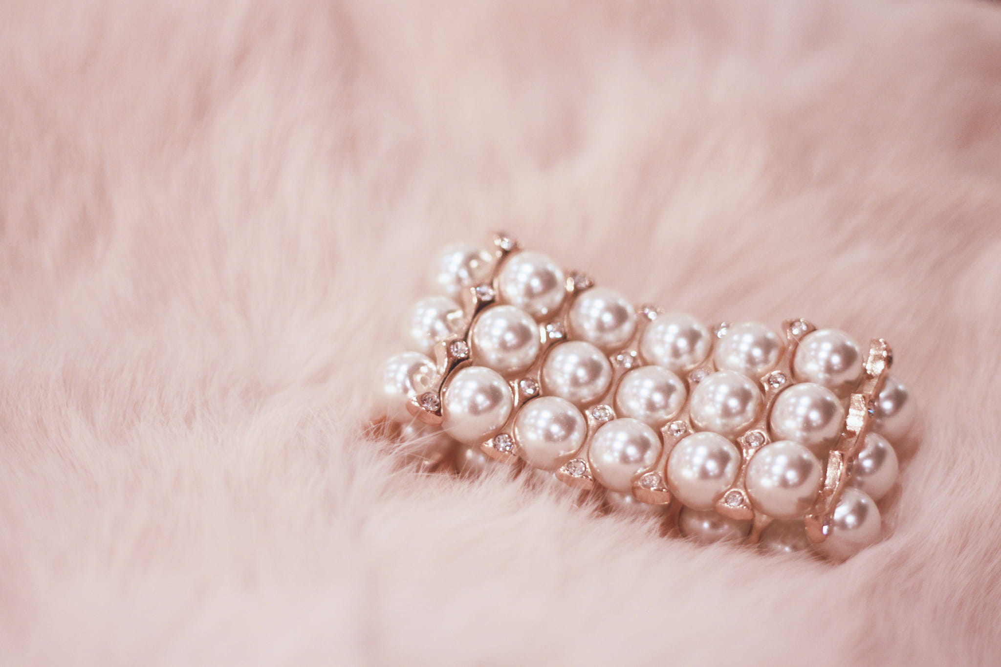 personal Accessory, diamond, people, females, no people, indoors, jewelry, shiny, human body part, bead, pink color, glamour, women, fashion, 1080P, necklace, HD Wallpaper