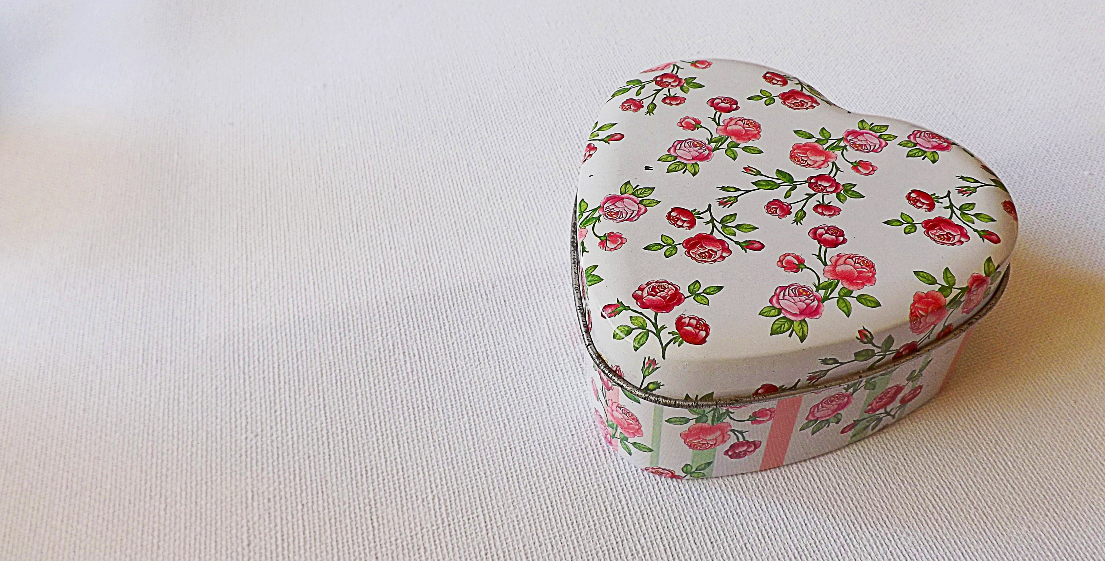 flower, white, romance, craft, table, tin, pink color, heart, culture, art and craft, studio shot, can, jewellery box, single object, floral pattern, still life, HD Wallpaper