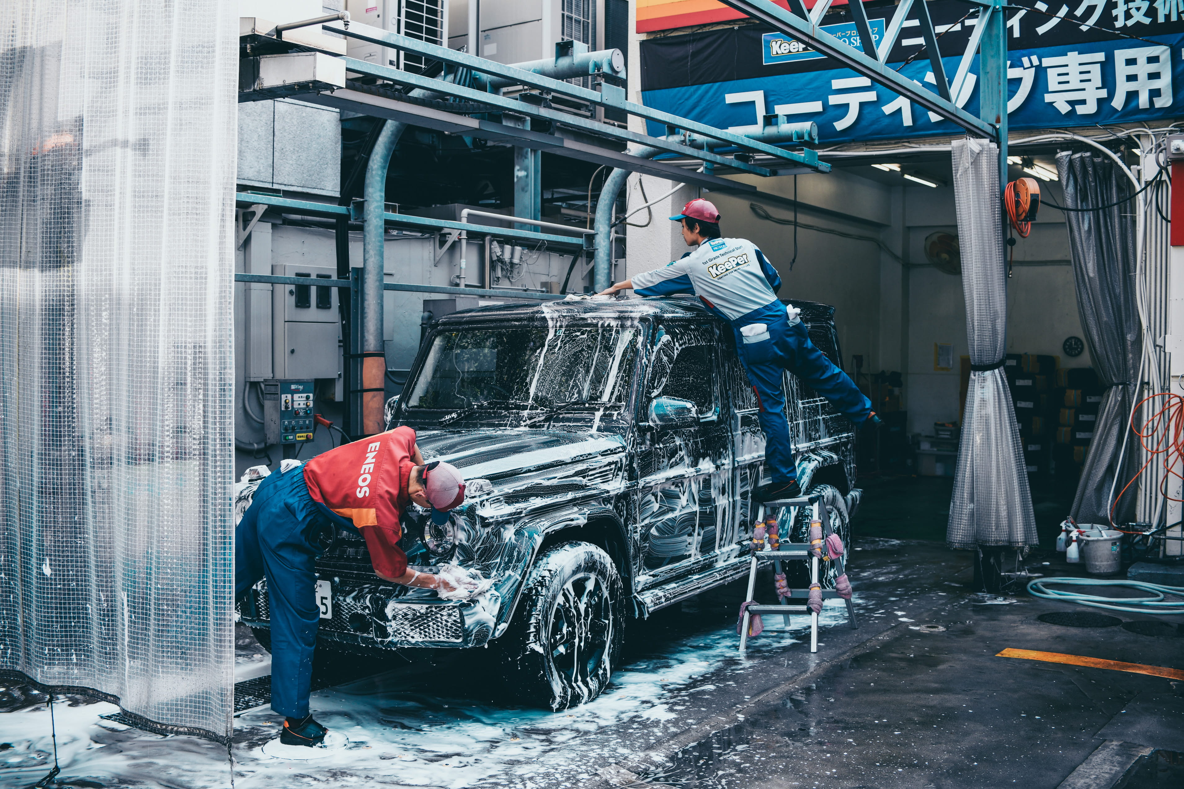 worker, carwash, two, range rover, people, tokyo, building exterior, automobile, transportation, suv, clean, pants, manufacturing, washing, land vehicle, HD Wallpaper