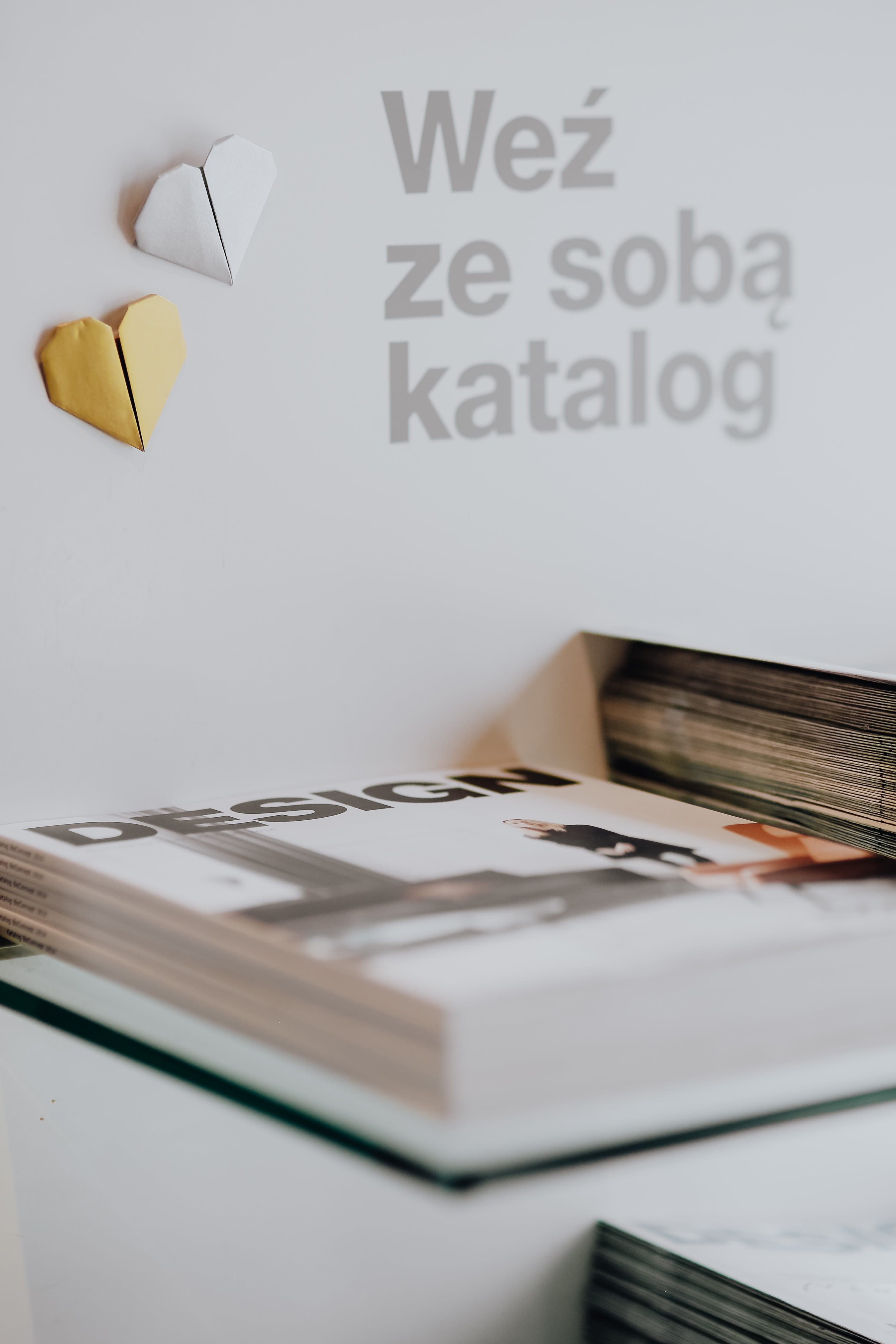furniture, no people, paper, 4K, western script, catalogue, page, finance, communication, table, reader, publication, stack, selective focus, magazine, Phone HD Wallpaper